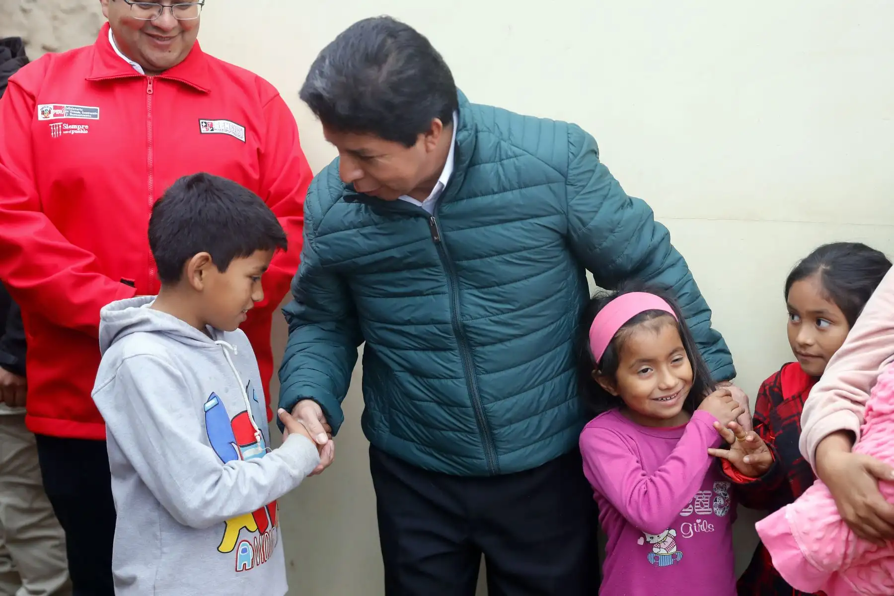 El presidente de la República, Pedro Castillo Terrones, junto al ministro de Vivienda, Construcción y Saneamiento, César Paniagua Chacón, visitó a la familia Venegas Herrera cuya vivienda, afectada por un incendio, fue reconstruida con apoyo de sus vecinos y del Ministerio de Vivienda, Construcción y Saneamiento. Foto: ANDINA/ Prensa Presidencia