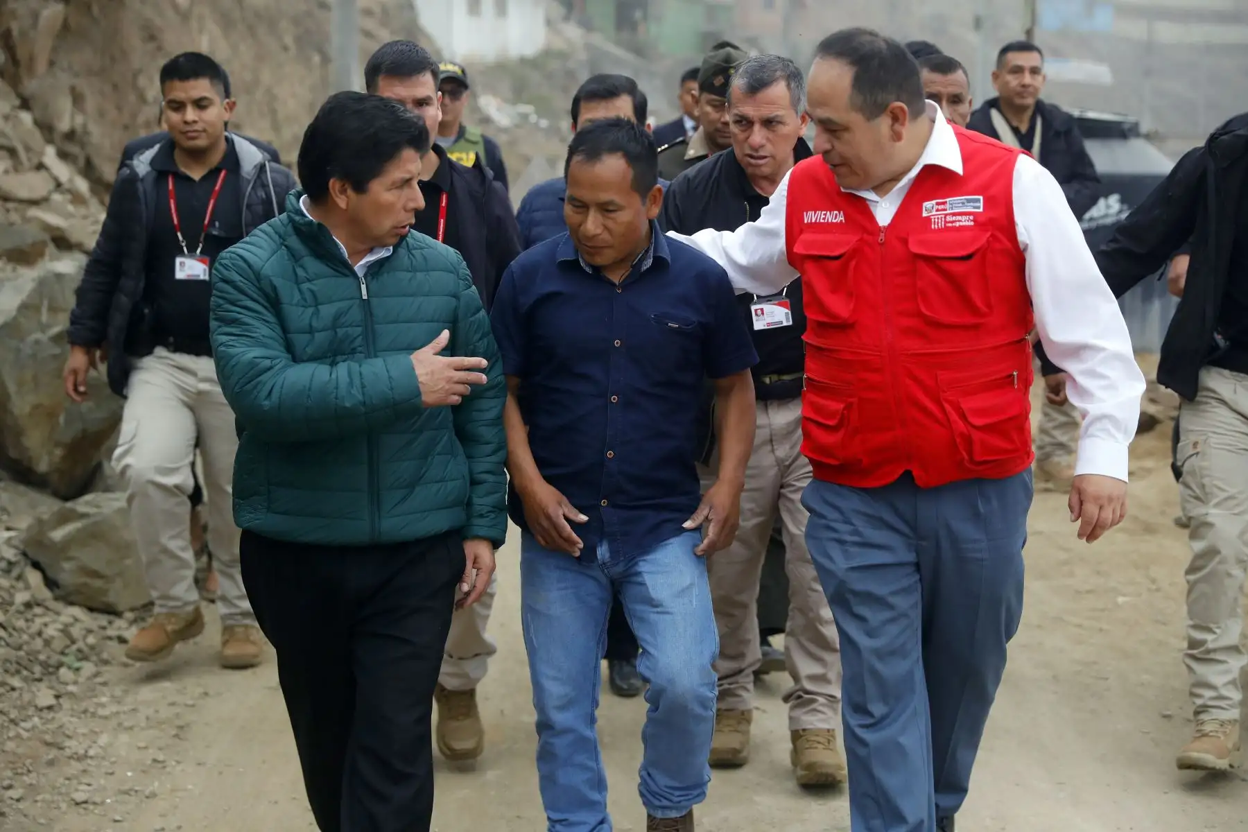 El presidente de la República, Pedro Castillo Terrones, junto al ministro de Vivienda, Construcción y Saneamiento, César Paniagua Chacón, visitó a la familia Venegas Herrera cuya vivienda, afectada por un incendio, fue reconstruida con apoyo de sus vecinos y del Ministerio de Vivienda, Construcción y Saneamiento. Foto: ANDINA/ Prensa Presidencia
