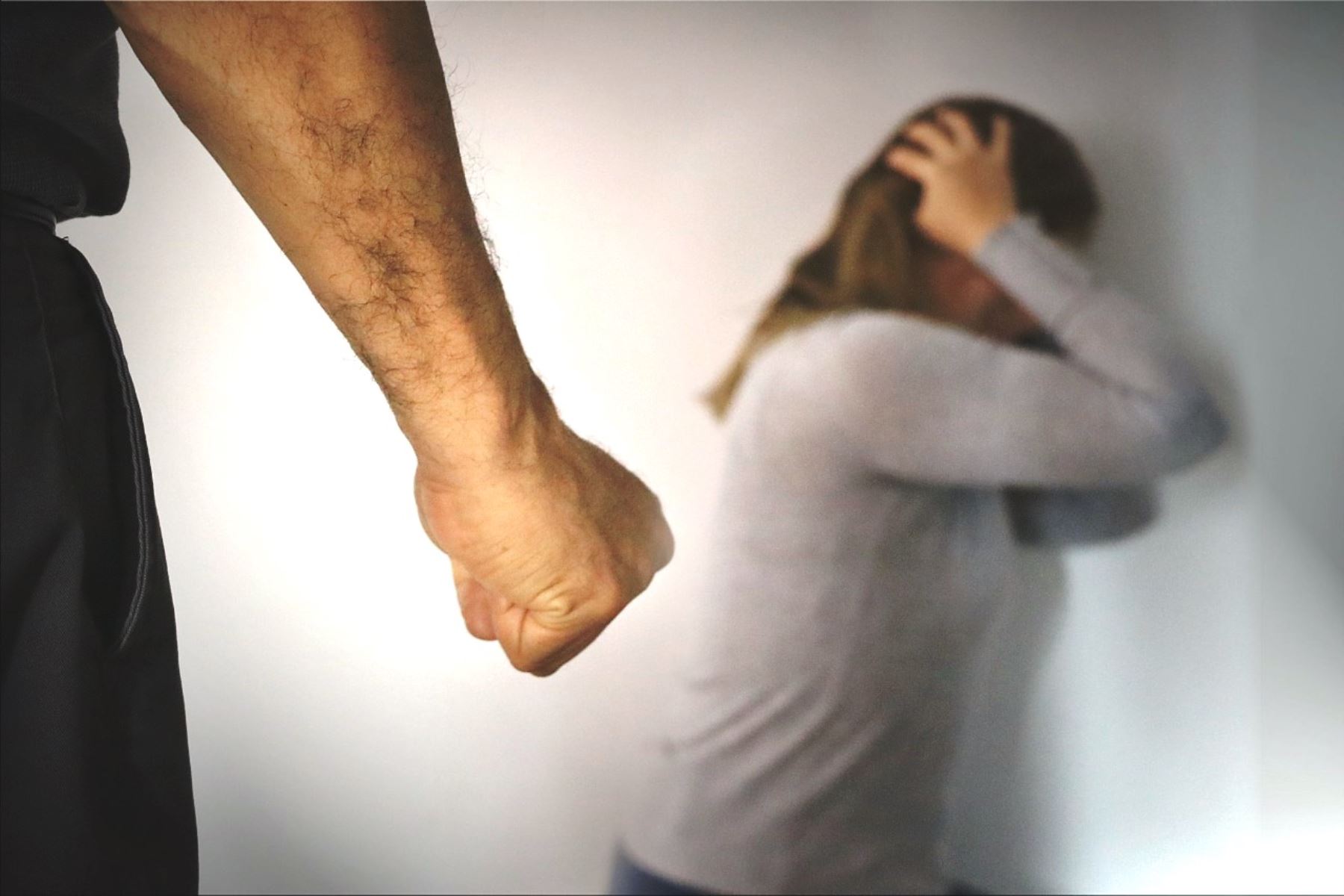 Ante el primer signo de violencia física o psicológica, la pareja debe terminar la relación, aconseja experta. Foto:  ANDINA/Difusión