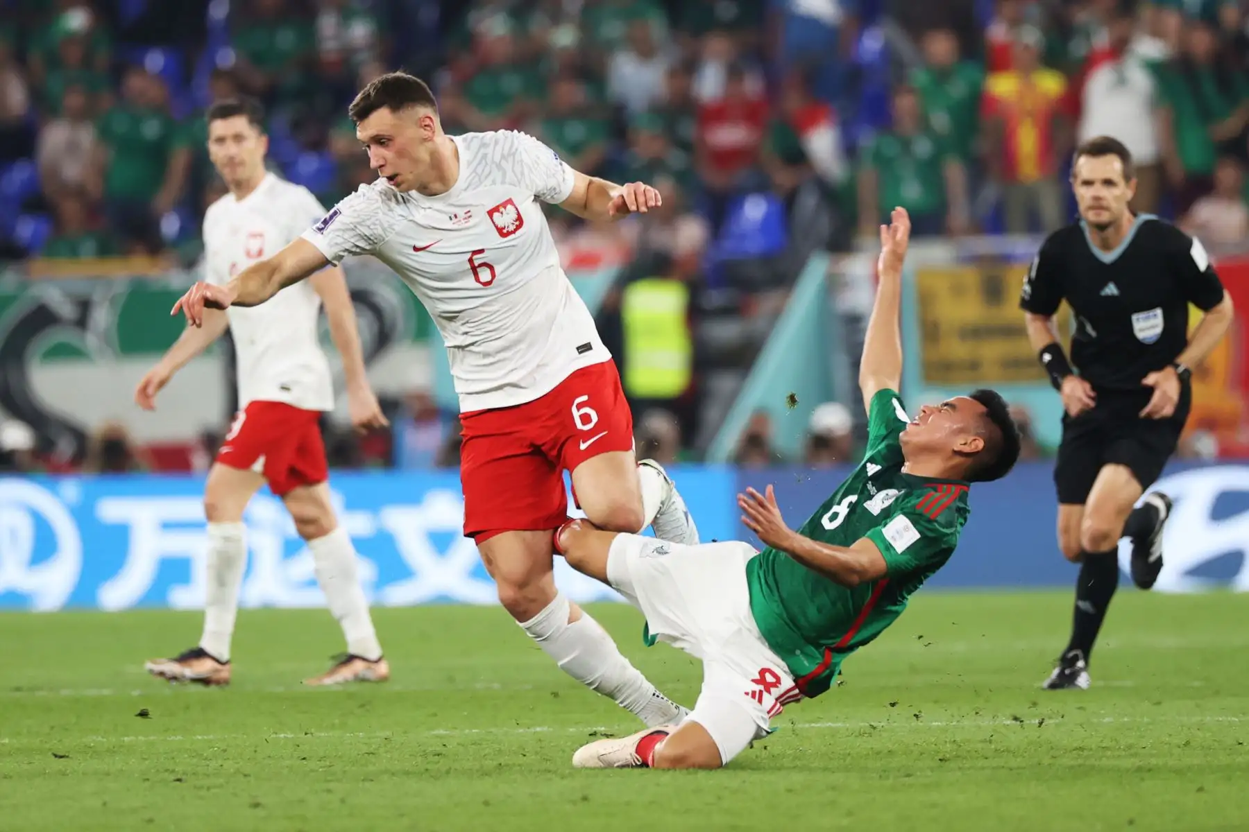 Carlos Rodríguez de México  en acción contra Krystian Bielik de Polonia durante el partido de fútbol del grupo C de la Copa Mundial de la FIFA 2022 entre México y Polonia en el Estadio 947 en Doha, Catar, el 22 de noviembre 2022. Foto: EFE