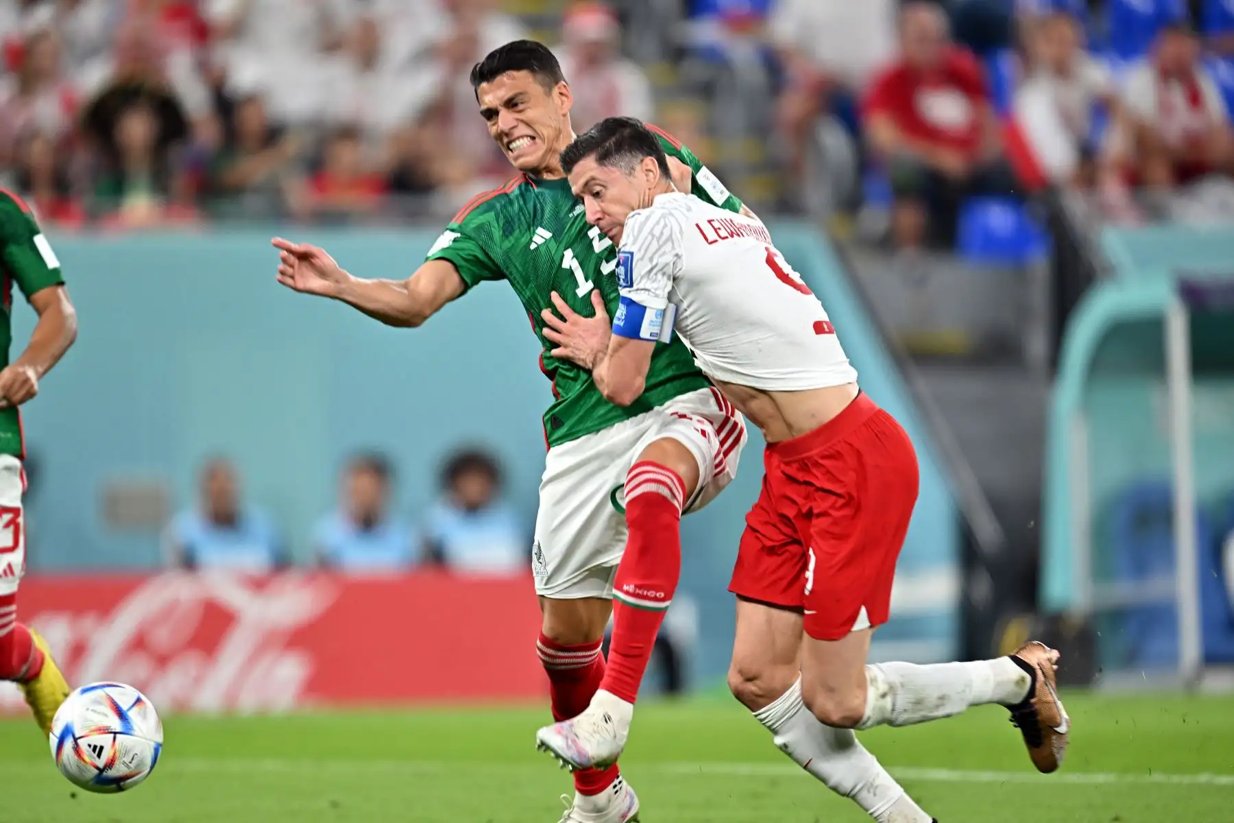 Héctor Moreno de México comete una falta sobre Robert Lewandowski de Polonia por un penal durante el partido de fútbol del grupo C de la Copa Mundial de la FIFA 2022 entre México y Polonia en el Estadio 947 de Doha, Catar, el 22 de noviembre de 2022. Foto: EFE
