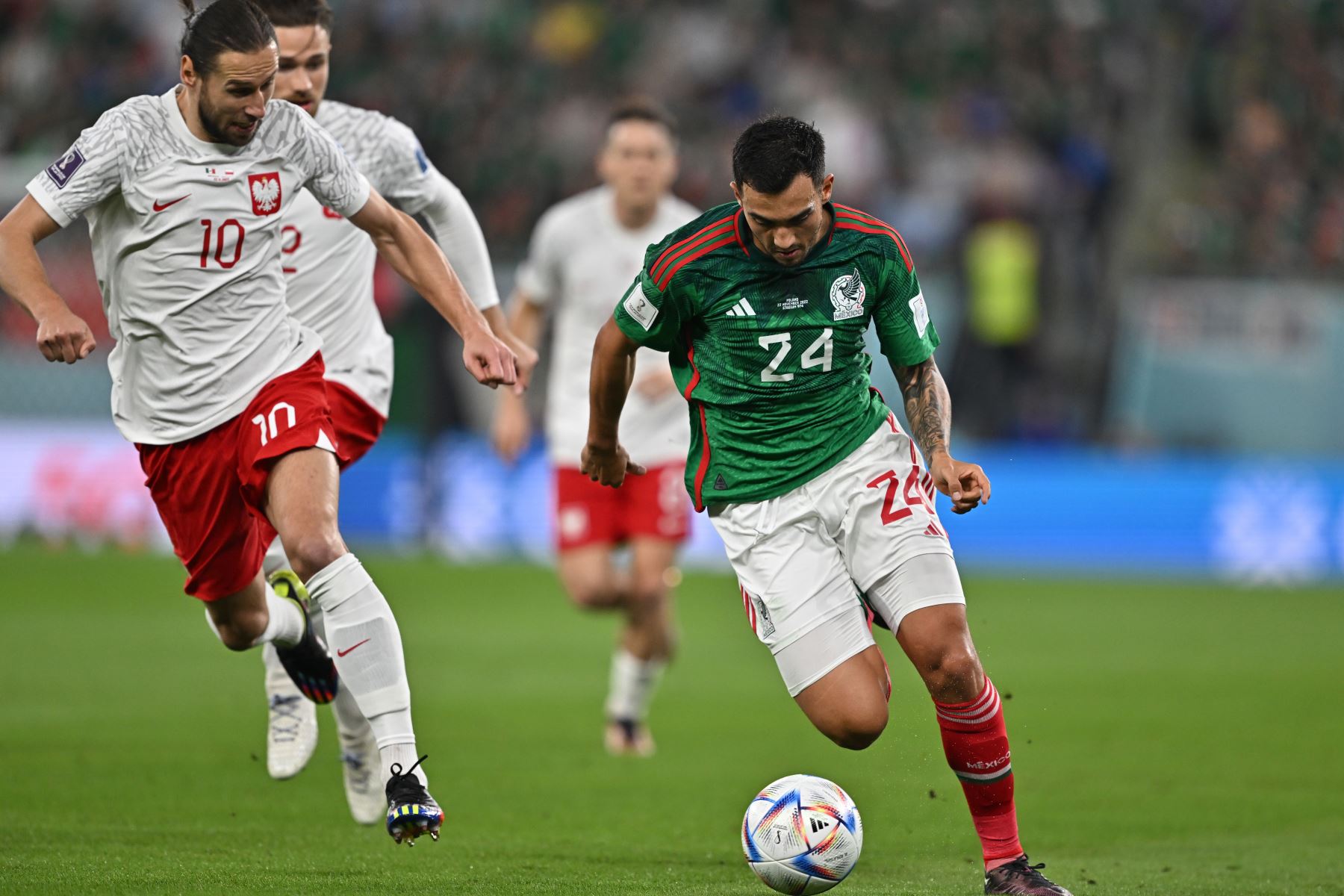 Luis Chávez de México en acción contra Grzegorz Krychowiak de Polonia durante el partido de fútbol del grupo C de la Copa Mundial de la FIFA 2022 entre México y Polonia en el Estadio 947 en Doha, Catar, el 22 de noviembre 2022.