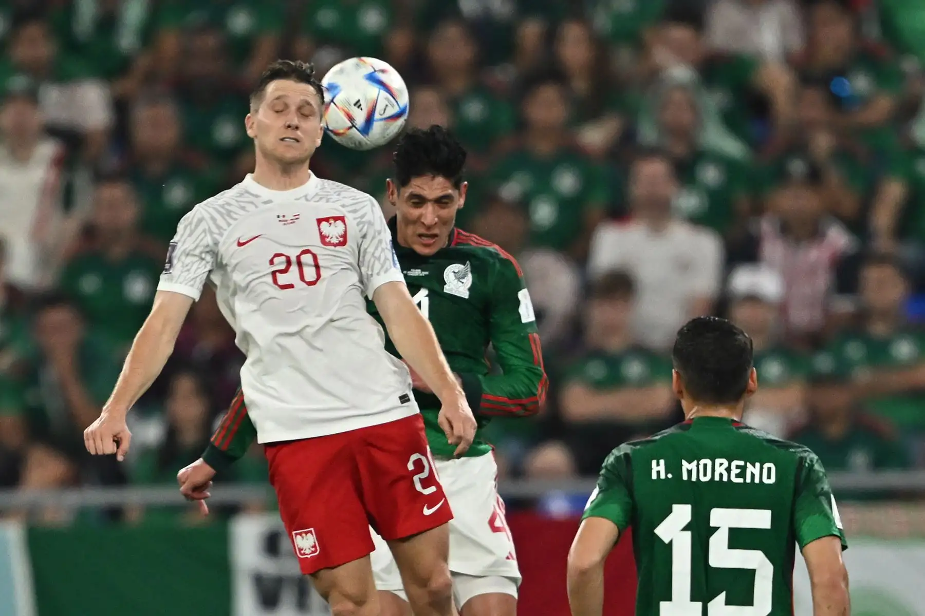 Edson Alvarez de México en acción contra Piotr Zielinski (L) de Polonia durante el partido de fútbol del grupo C de la Copa Mundial de la FIFA 2022 entre México y Polonia en el Estadio 947 en Doha, Catar, el 22 de noviembre 2022. Foto: EFE