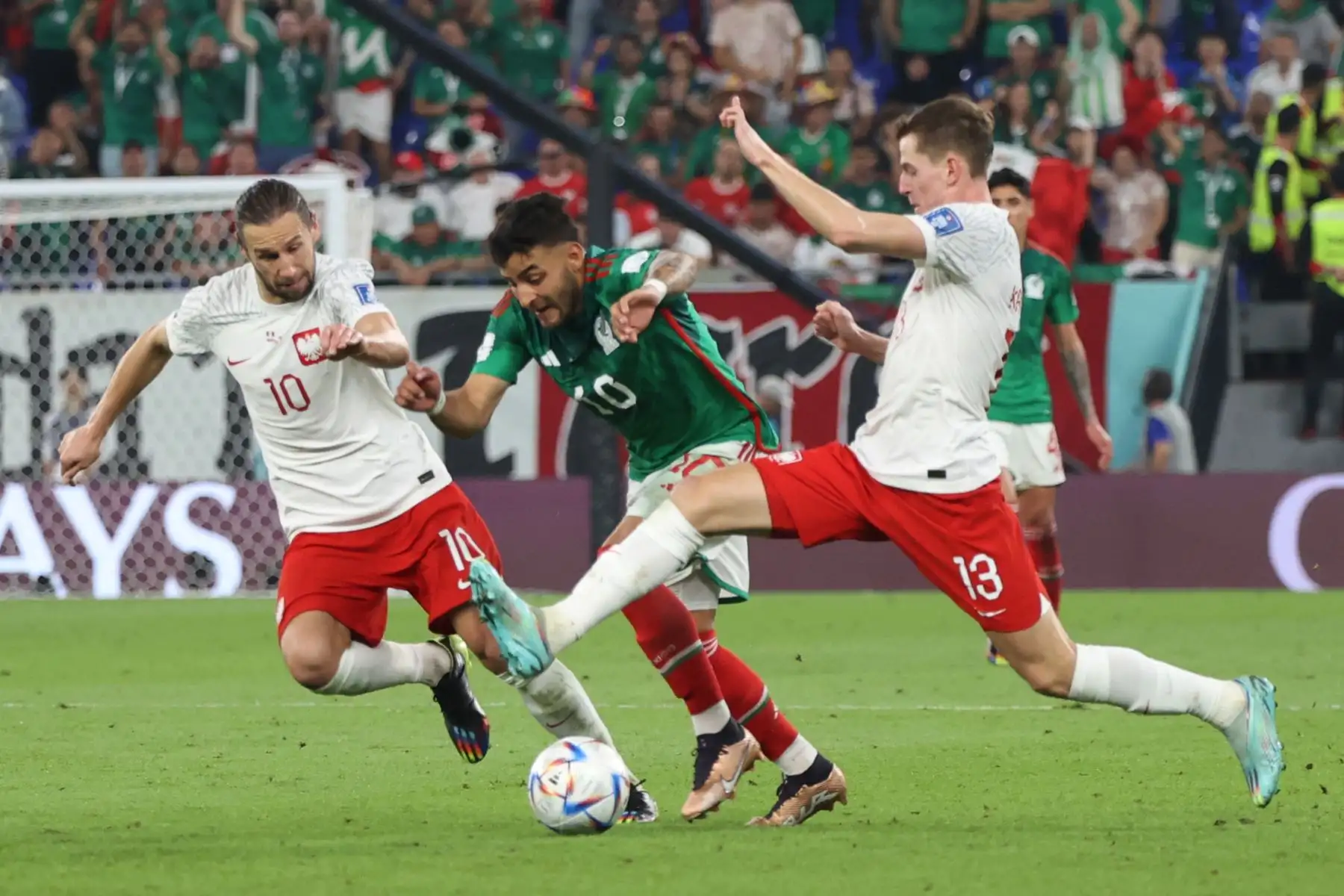 Alexis Vega de México en acción contra Grzegorz Krychowiak  y Jakub Kaminski de Polonia durante el partido de fútbol del grupo C de la Copa Mundial de la FIFA 2022 entre México y Polonia en Estadio 947 en Doha, Catar, 22 de noviembre de 2022. Foto: EFE