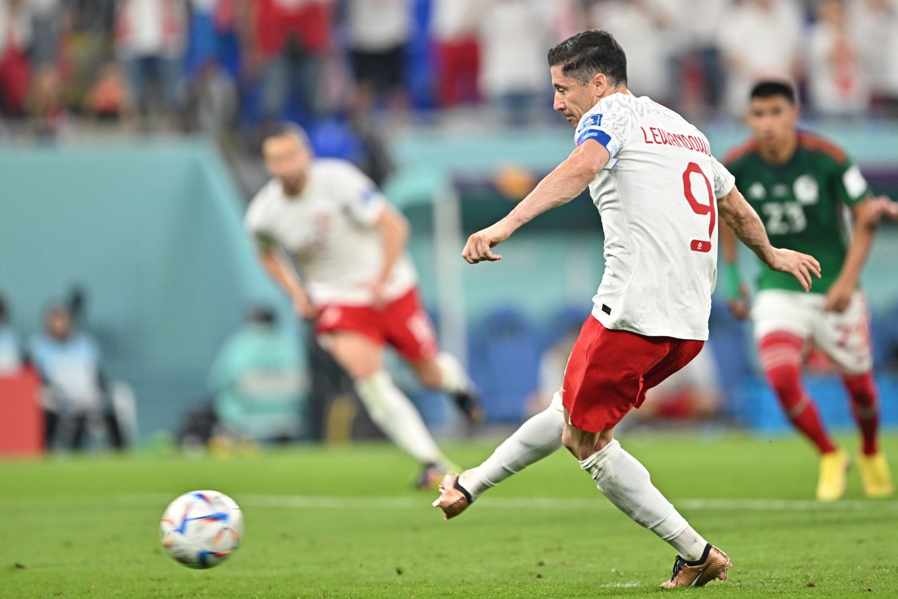 Robert Lewandowski de Polonia no logra marcar por penalti durante el partido de fútbol del grupo C de la Copa Mundial de la FIFA 2022 entre México y Polonia en el Estadio 947 de Doha, Catar, el 22 de noviembre de 2022. Foto: EFE