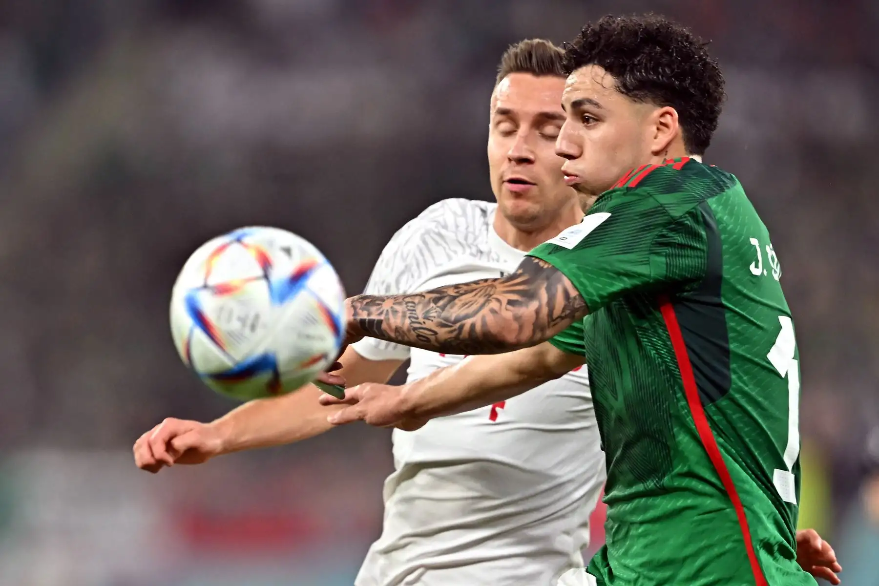 Jorge Sánchez de México en acción contra Przemyslaw Frankowski de Polonia durante el partido de fútbol del grupo C de la Copa Mundial de la FIFA 2022 entre México y Polonia en el Estadio 947 en Doha, Catar, el 22 de noviembre 2022. Foto: EFE