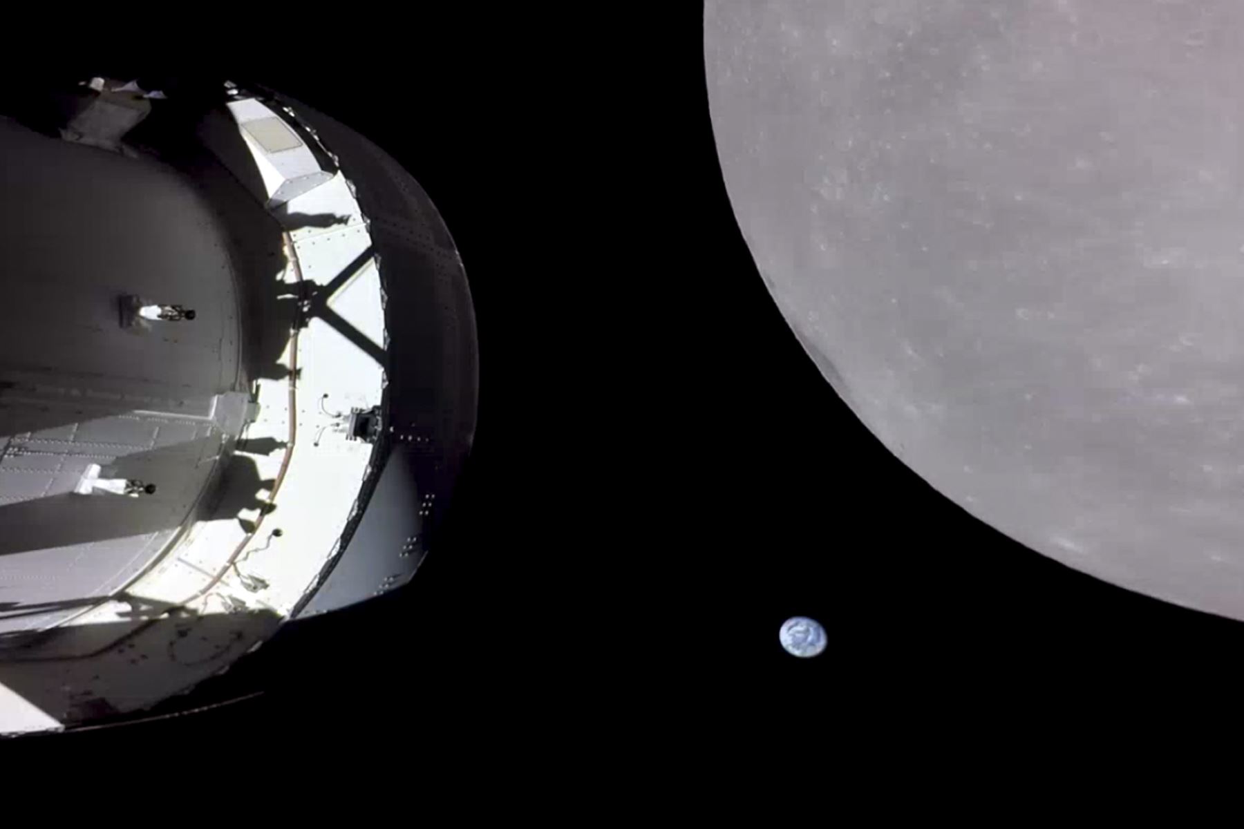 Orión completó el sobrevuelo motorizado previamente por lo que pudo captar nuevas imágenes de la Luna. Foto: NASA