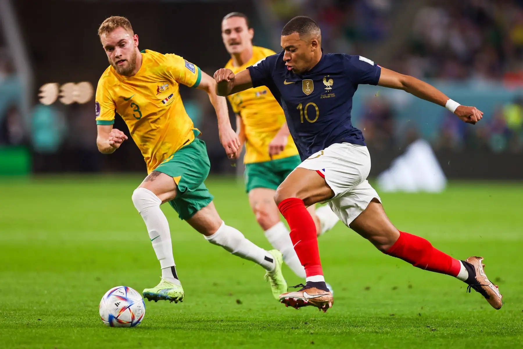 Kylian Mbappe de Francia en acción contra Nathaniel Atkinson de Australia durante el partido de fútbol del grupo D de la Copa Mundial de la FIFA 2022 entre Francia y Australia en el estadio Al Janoub en Al Wakrah, Catar, el 22 de noviembre de 2022. Foto: EFE