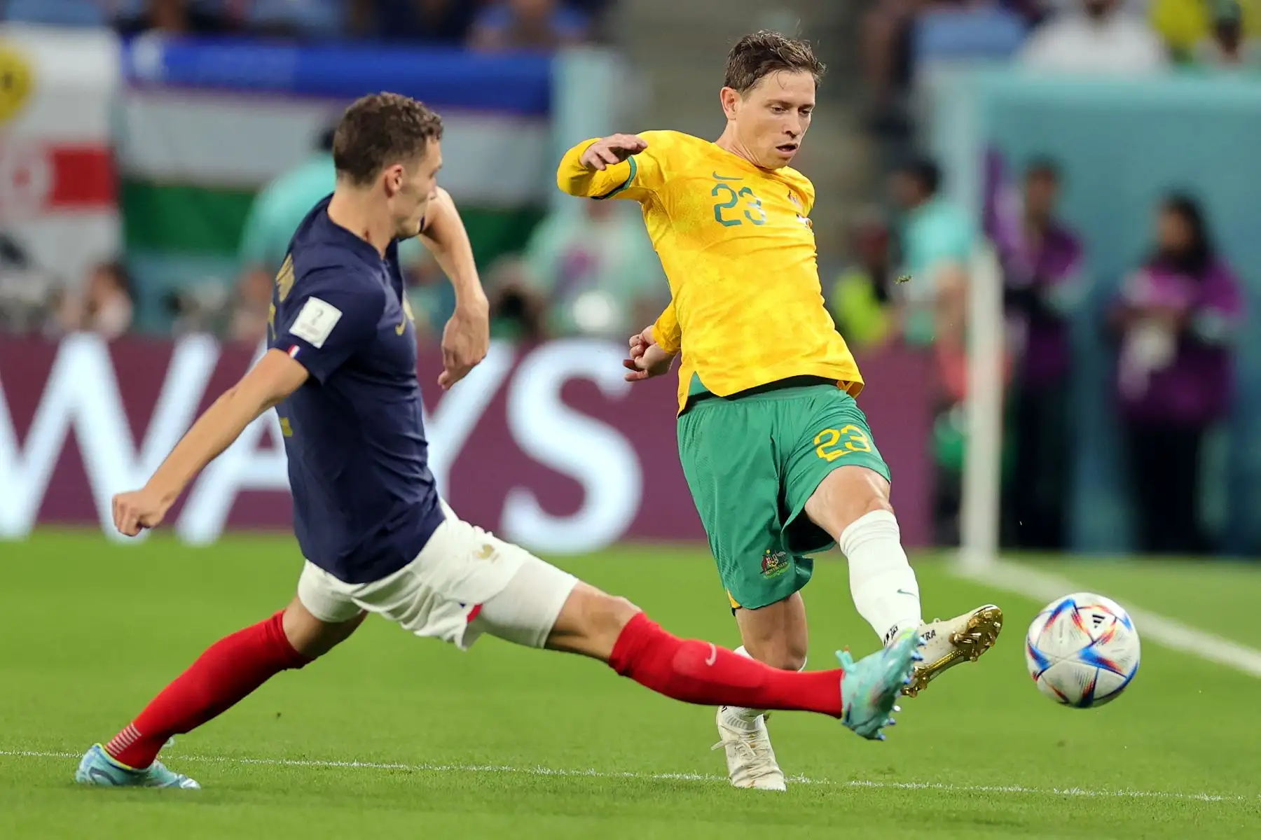Benjamin Pavard de Francia en acción contra Craig Goodwin de Australia de Australia durante el partido de fútbol del grupo D de la Copa Mundial de la FIFA 2022 entre Francia y Australia en el estadio Al Janoub en Al Wakrah, Catar, el 22 de noviembre de 2022. Foto: EFE