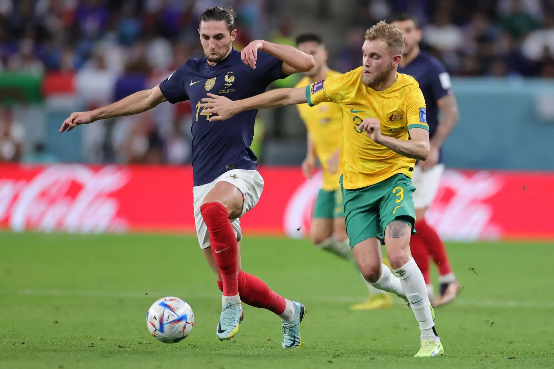 Adrien Rabiot de Francia en acción contra Nathaniel Atkinson de Australia durante el partido de fútbol del grupo D de la Copa Mundial de la FIFA 2022 entre Francia y Australia en el estadio Al Janoub en Al Wakrah, Qatar, el 22 de noviembre de 2022. Foto: EFE
