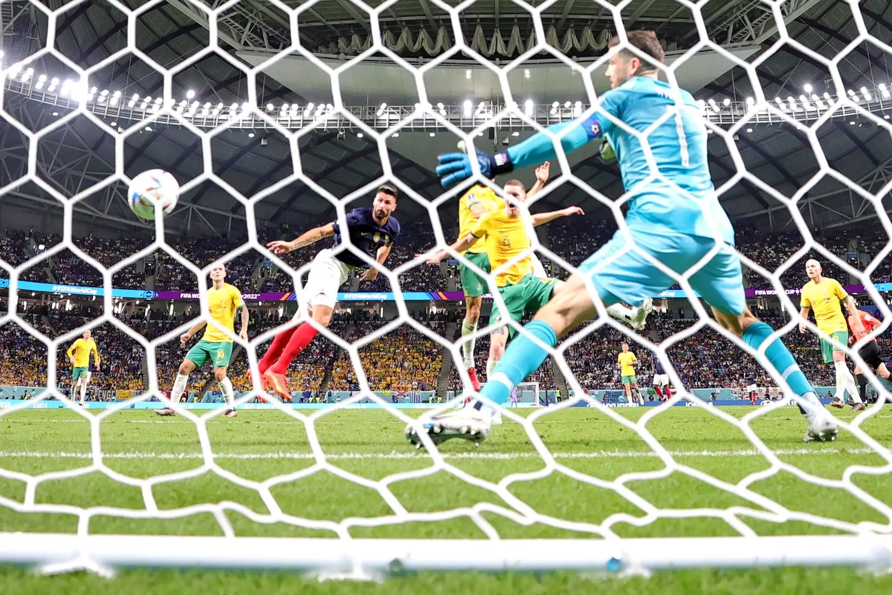 Olivier Giroud de Francia anota su segundo gol durante el partido de fútbol del grupo D de la Copa Mundial de la FIFA 2022 entre Francia y Australia en el estadio Al Janoub en Al Wakrah, Catar, el 22 de noviembre de 2022. Foto: EFE
