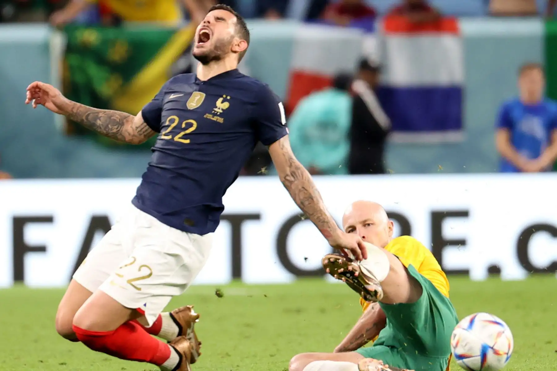 Theo Hernández de Francia en acción contra Aaron Mooy de Australia durante el partido de fútbol del grupo D de la Copa Mundial de la FIFA 2022 entre Francia y Australia en el estadio Al Janoub en Al Wakrah, Qatar, el 22 de noviembre de 2022. Foto: EFE