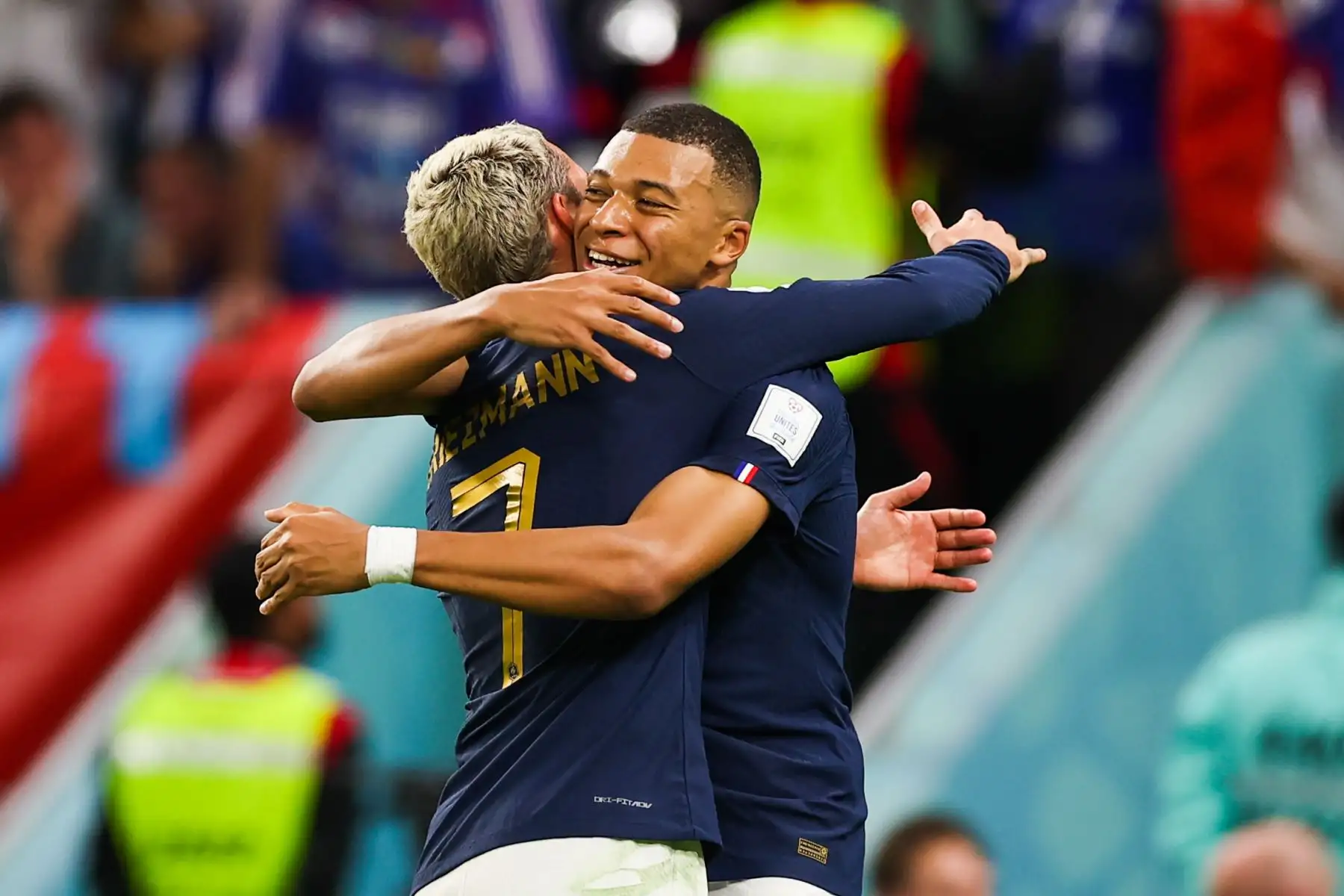 Kylian Mbappe de Francia celebra con su compañero Antoine Griezmann tras anotar durante el partido de fútbol del grupo D de la Copa Mundial de la FIFA 2022 entre Francia y Australia en el Estadio Al Janoub en Al Wakrah, Catar , 22 de noviembre de 2022. Foto: EFE