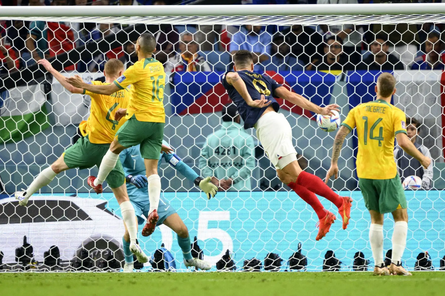 Olivier Giroud de Francia anota su segundo gol durante el partido de fútbol del grupo D de la Copa Mundial de la FIFA 2022 entre Francia y Australia en el estadio Al Janoub en Al Wakrah, Catar, el 22 de noviembre de 2022. Foto: EFE