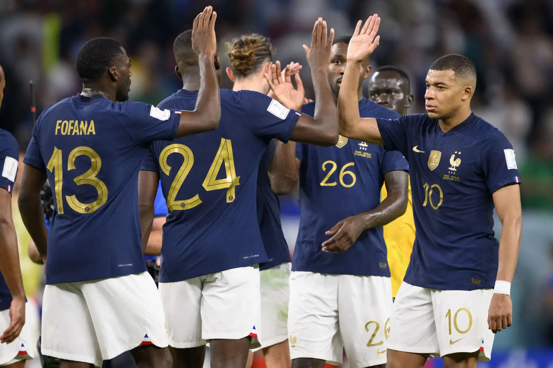 Kylian Mbappe de Francia y sus compañeros de equipo celebran después de ganar el partido de fútbol del grupo D de la Copa Mundial de la FIFA 2022 entre Francia y Australia en el estadio Al Janoub en Al Wakrah, Catar, el 22 de noviembre 2022. Foto: EFE