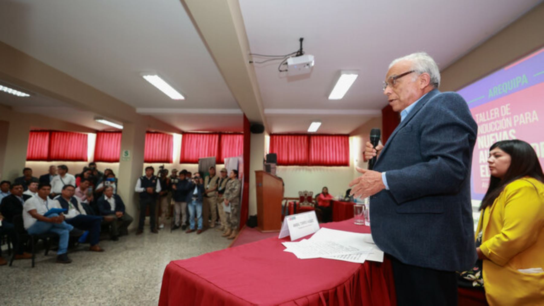 El presidente del Consejo de Ministros, Aníbal Torres, invocó a las autoridades electas de Arequipa a trabajar desde el primer día del inicio de sus gestiones.