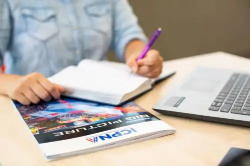 La convocatoria está dirigida a personas mayores de 14 años de edad que apliquen al Programa de inglés para Jóvenes y Adultos en la modalidad de clases virtuales.