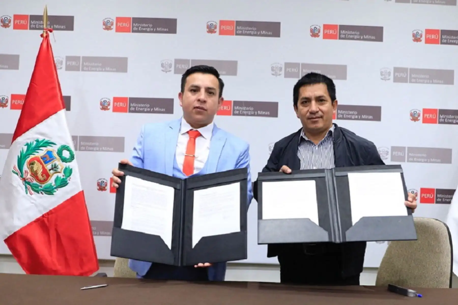 Viceministro de Hidrocarburos del Minem, Martín Dávila Pérez, y el alcalde provincial de Condorcanqui, Héctor Requejo Longinote, firmaron el convenio para la transferencia de recursos para obras de agua potable e infraestructura educativa. Foto: Cortesía.