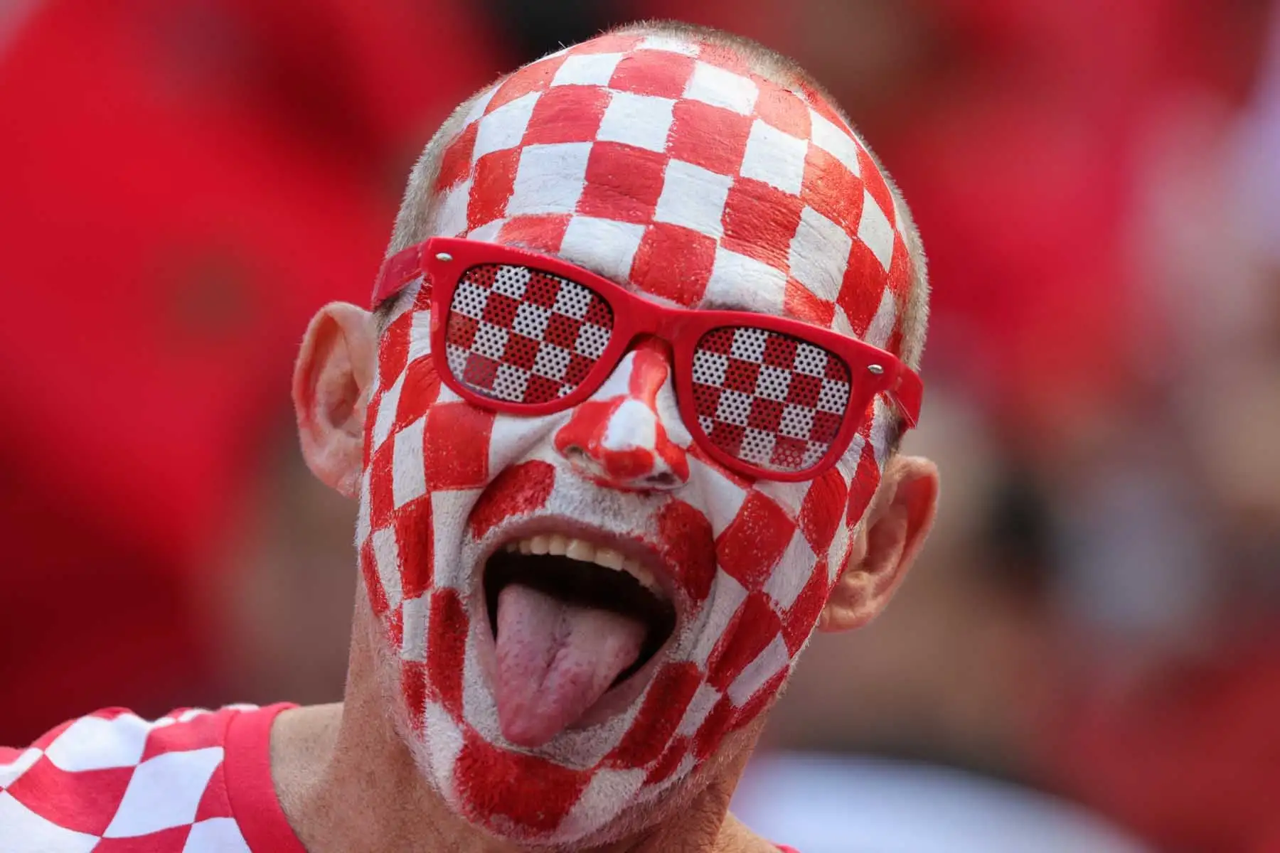 Un seguidor de Croacia antes del partido de fútbol del grupo F de la Copa Mundial de la FIFA 2022 entre Marruecos y Croacia en el estadio Al Bayt de Al Khor, Catar. Foto: AFP