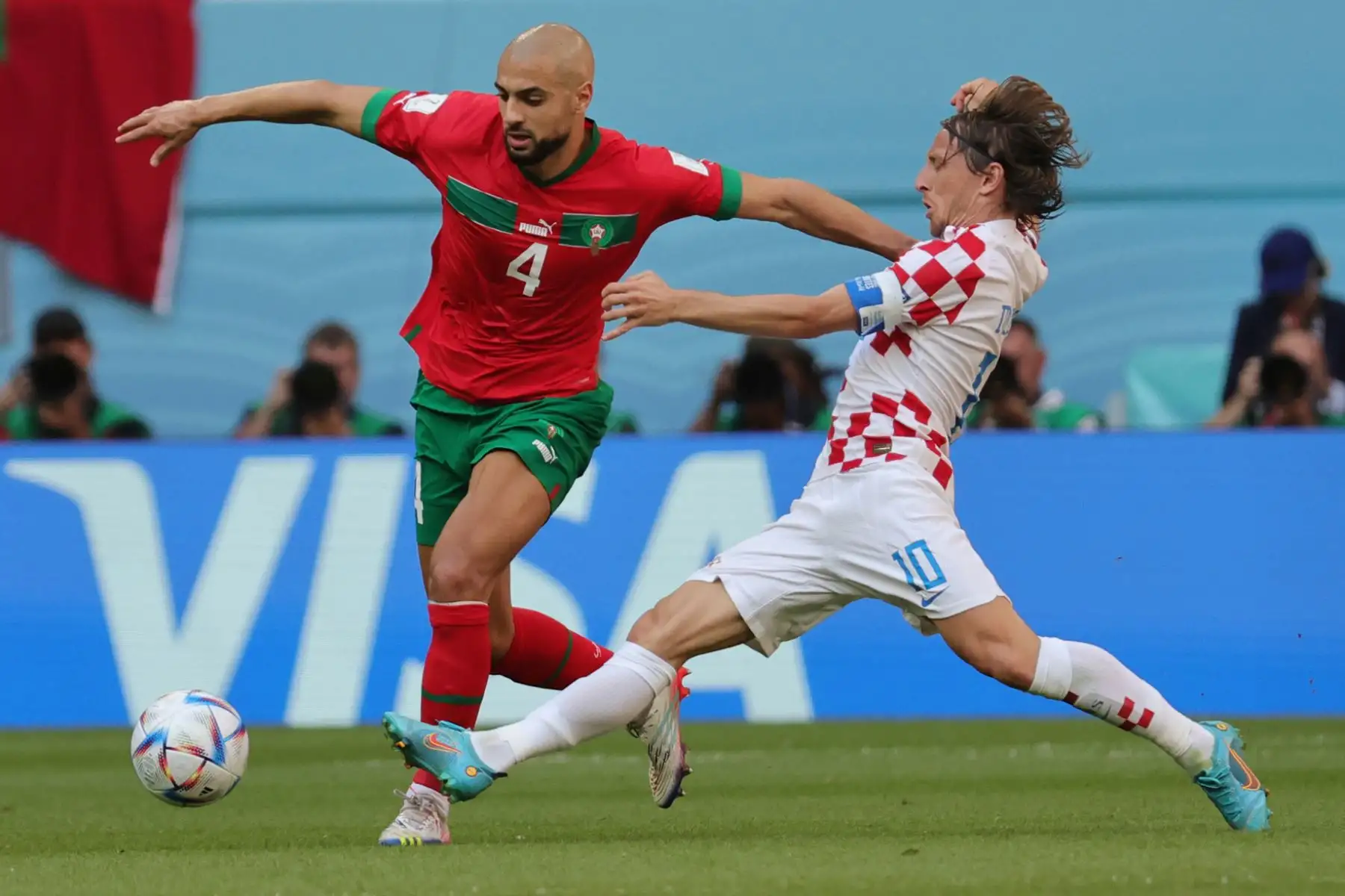 Sofyan Amrabat de Marruecos en acción contra Luka Modric de Croacia durante el partido de fútbol del grupo F de la Copa Mundial de la FIFA 2022 entre Marruecos y Croacia en el Estadio Al Bayt en Al Khor, Catar. Foto: AFP