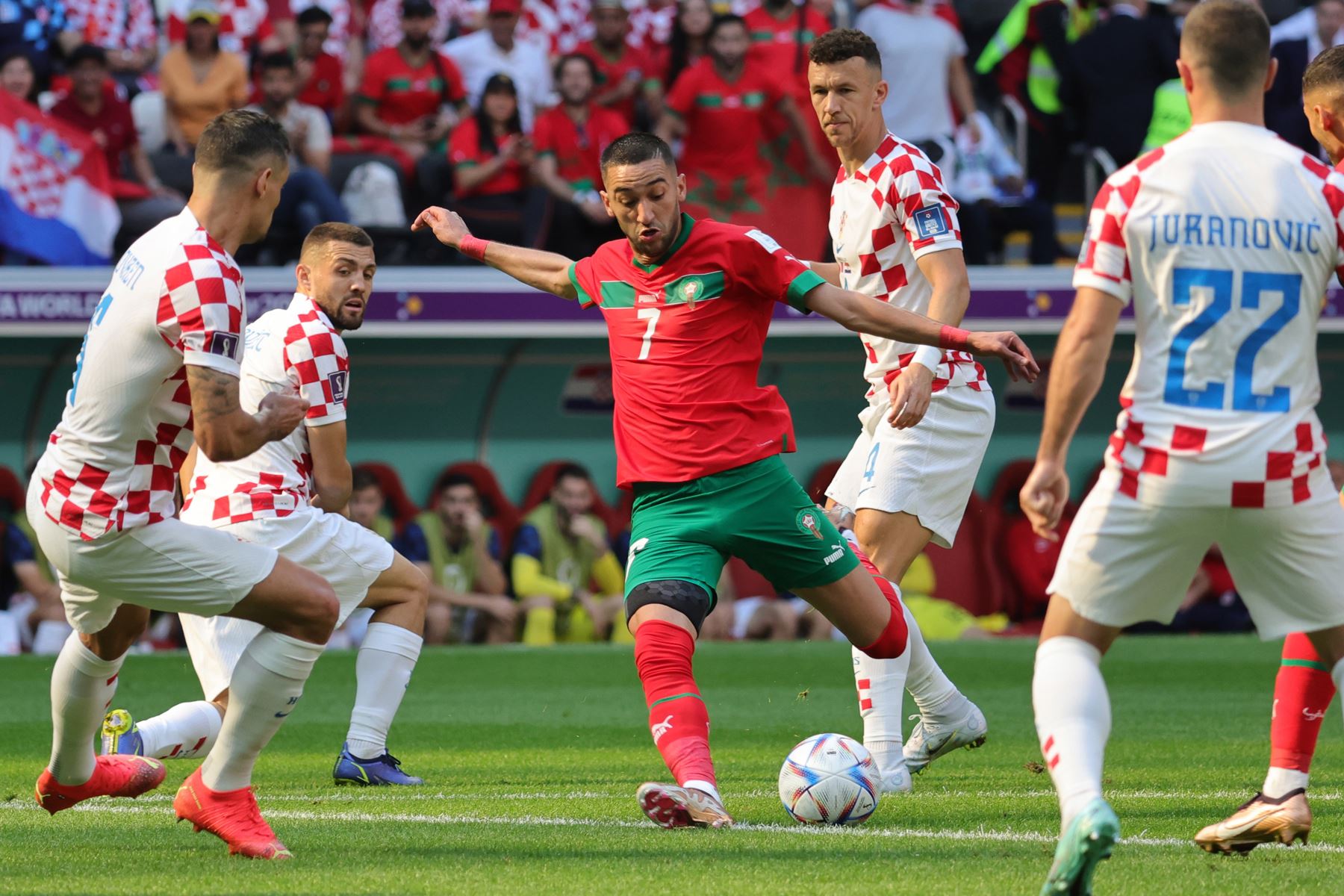 Hakim Ziyech de Marruecos en acción durante el partido de fútbol del grupo F de la Copa Mundial de la FIFA 2022 entre Marruecos y Croacia en el Estadio Al Bayt en Al Khor, Catar. Foto: AFP