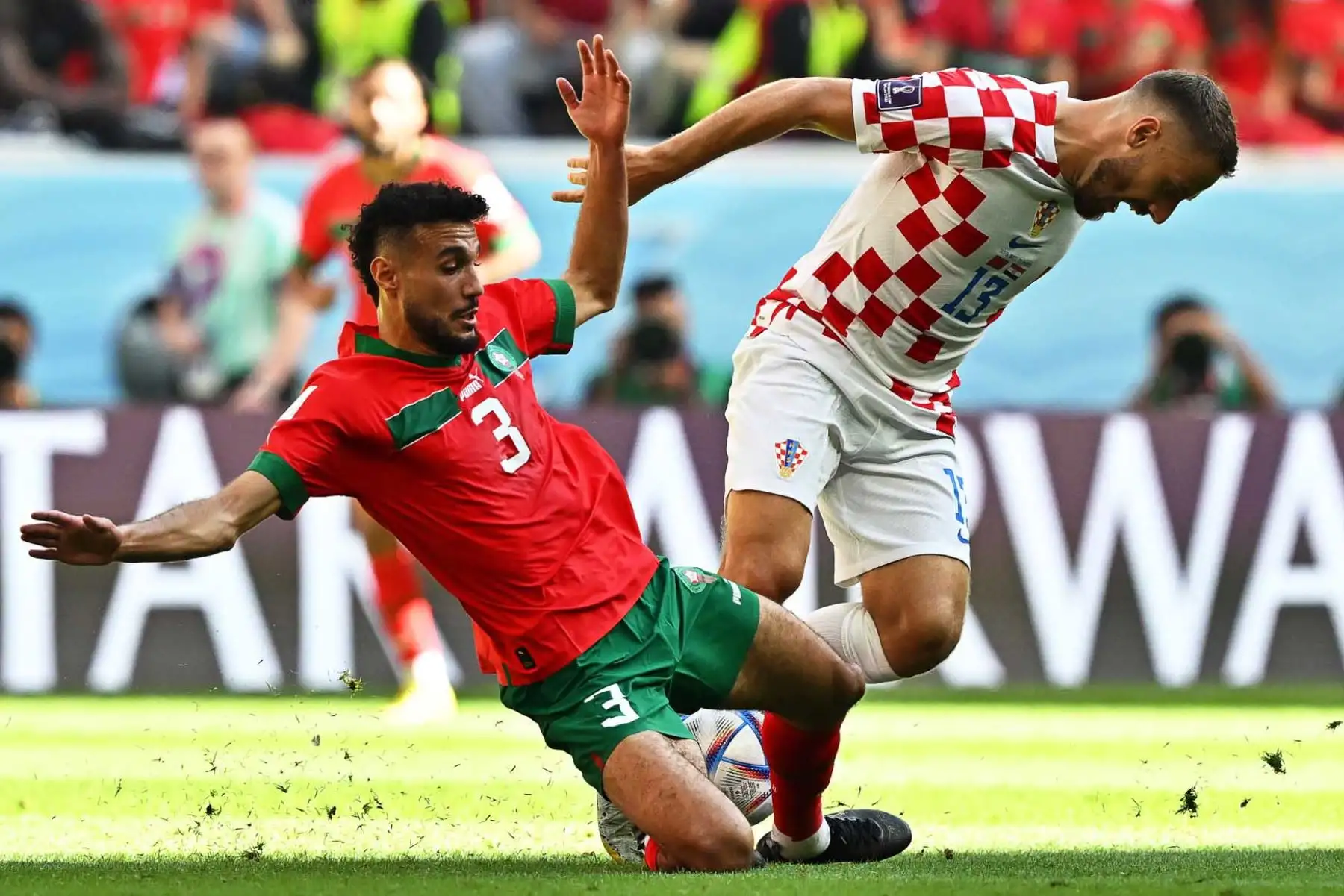 Noussair Mazraoui de Marruecos en acción contra Nikola Vlasic de Croacia durante el partido de fútbol del grupo F de la Copa Mundial de la FIFA 2022 entre Marruecos y Croacia en el estadio Al Bayt en Al Khor, Catar. Foto: EFE