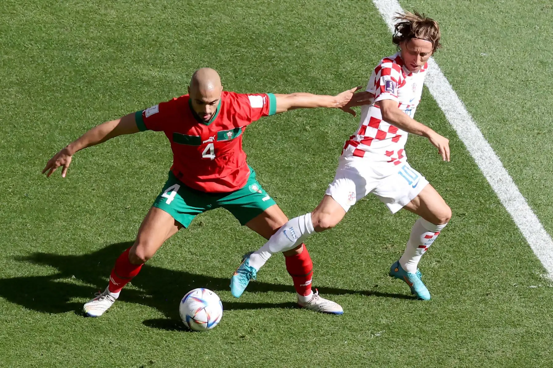 Sofyan Amrabat de Marruecos en acción contra Luka Modric de Croacia durante el partido de fútbol del grupo F de la Copa Mundial de la FIFA 2022 entre Marruecos y Croacia en el Estadio Al Bayt en Al Khor, Catar. Foto: EFE