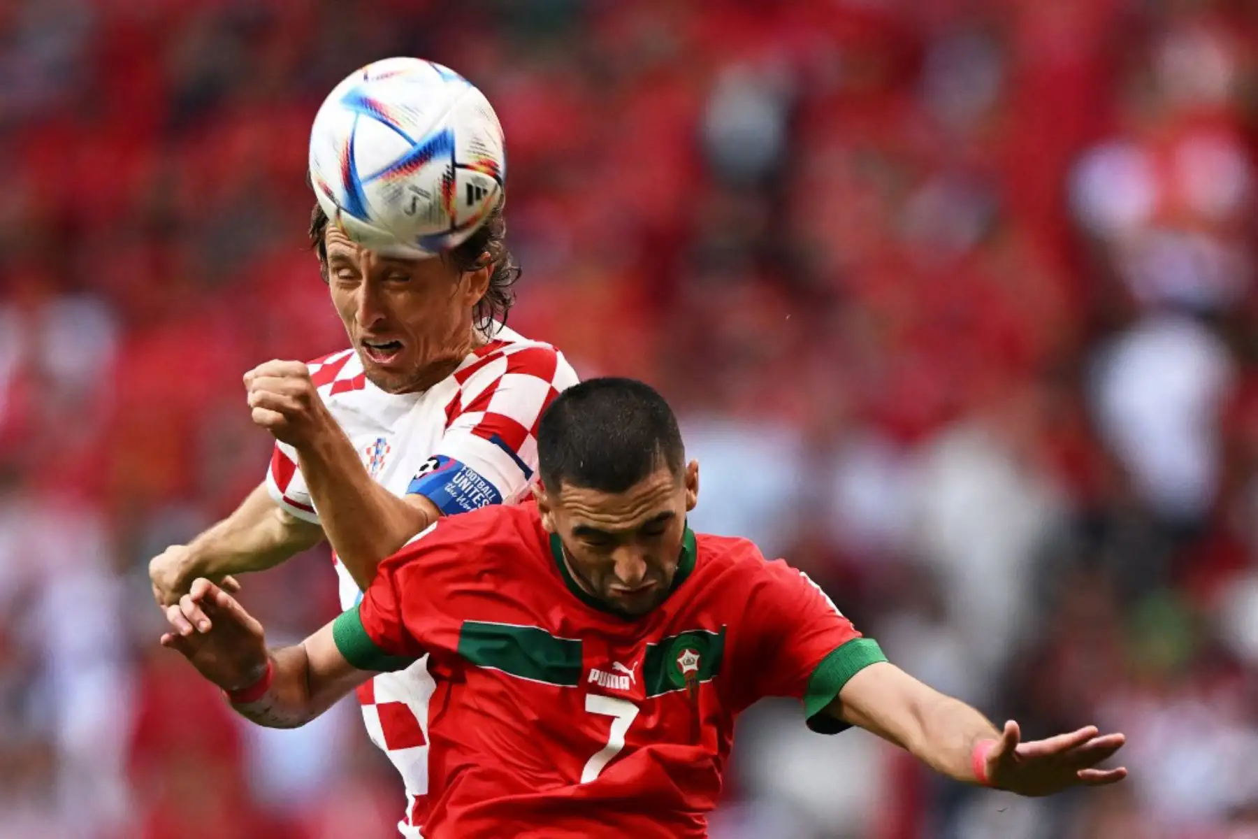 El mediocampista croata Luka Modric y el mediocampista marroquí Hakim Ziyech saltan para un cabezazo durante el partido de fútbol del Grupo F de la Copa Mundial Catar 2022 entre Marruecos y Croacia en el estadio Al-Bayt en Al Khor, al norte de Doha. Foto:Ñ AFP