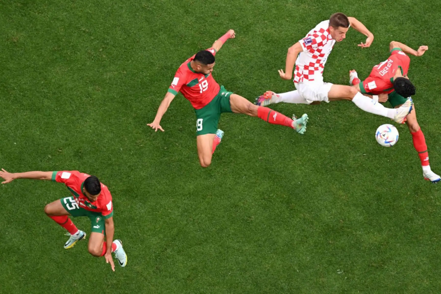 El mediocampista croata15 Mario Pasalic intenta un tiro al arco durante el partido de fútbol del Grupo F de la Copa Mundial de Catar 2022 entre Marruecos y Croacia en el Estadio Al-Bayt en Al Khor, al norte de Doha. Foto: AFP