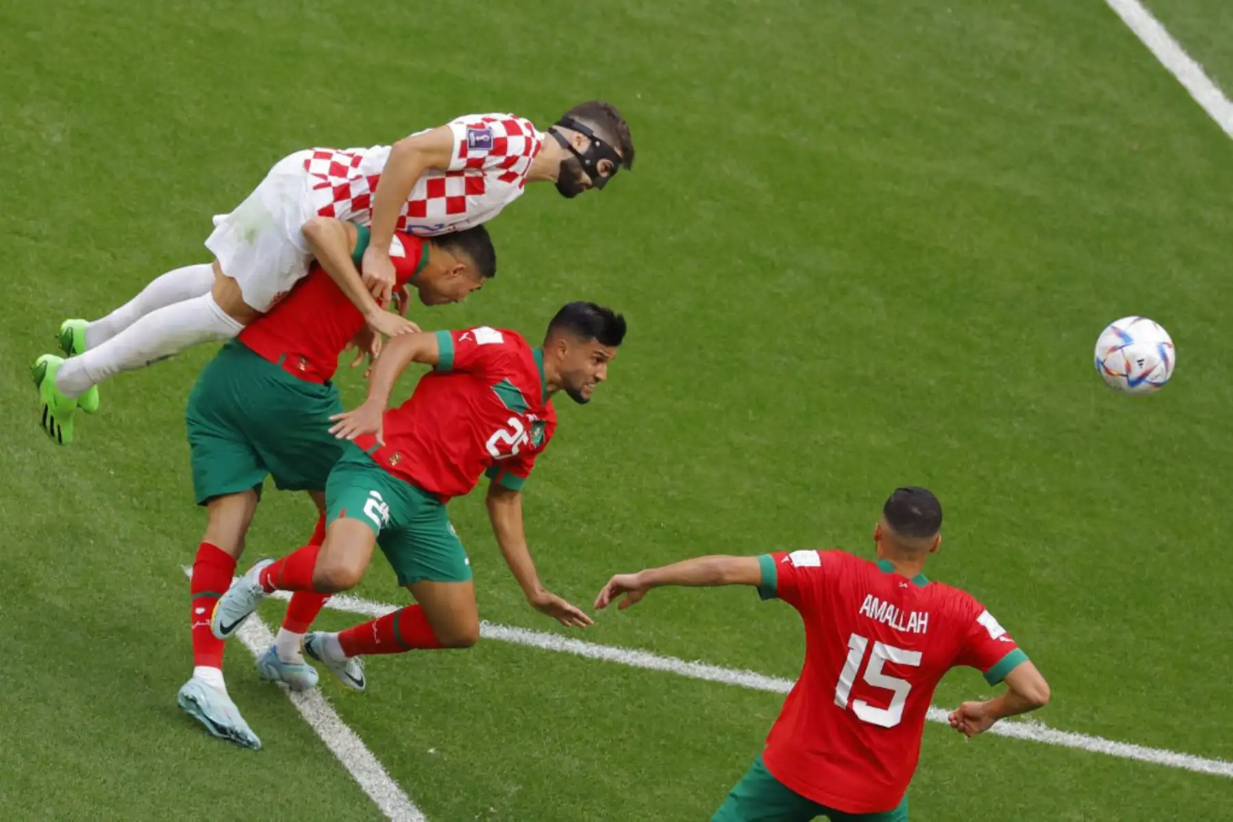 El defensor de Croacia Josko Gvardiol cabecea el balón mientras el mediocampista de Marruecos Selim Amallah y el defensor de Marruecos Yehia Attiyallah defienden durante el partido de fútbol del Grupo F de la Copa Mundial de Qatar 2022 entre Marruecos y Croacia en el Estadio Al-Bayt en Al Khor, al norte de Doha. Foto: AFP