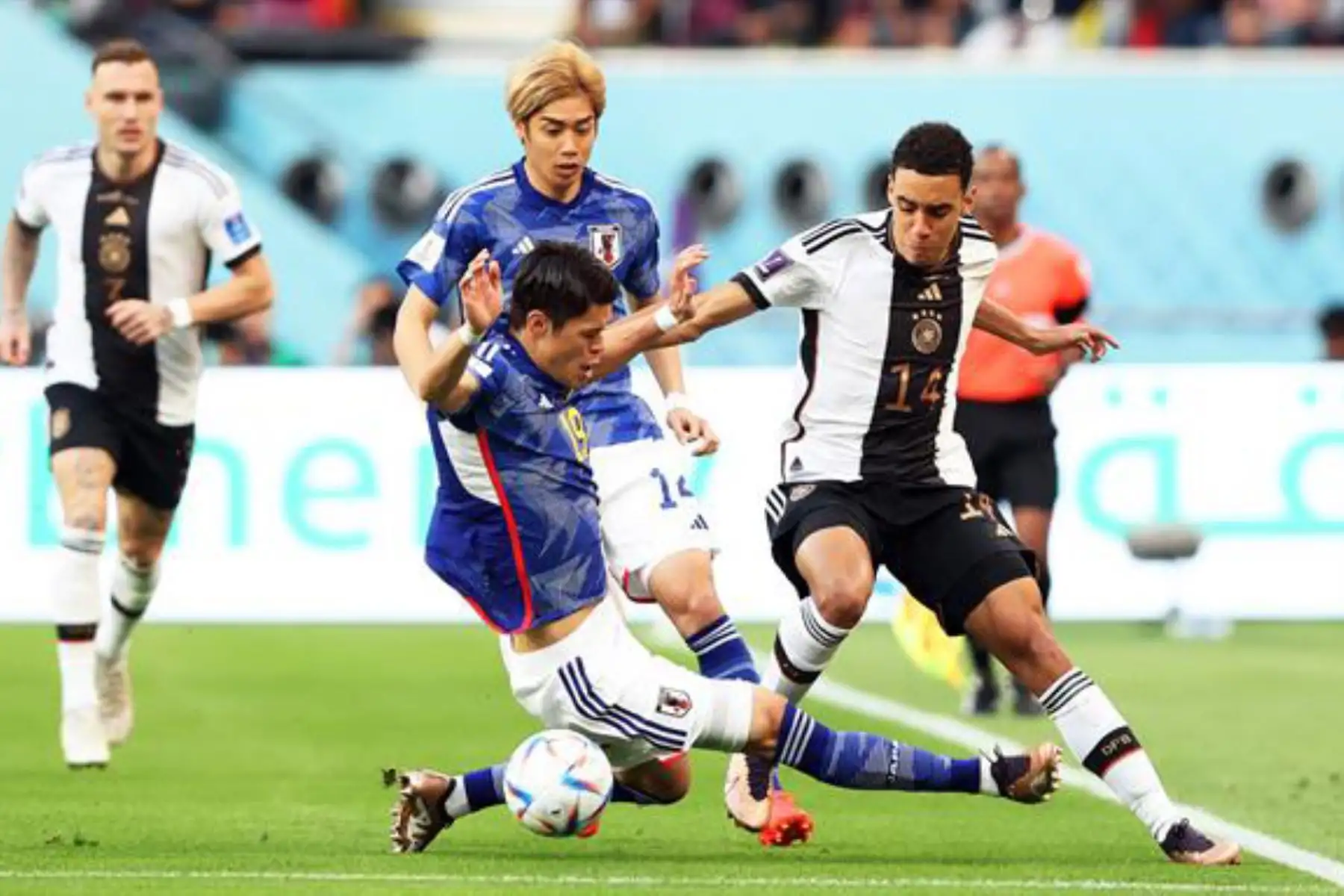 Jamal Musiala de Alemania en acción contra Hiroki Sakai de Japón durante el partido de fútbol del grupo E de la Copa Mundial de la FIFA 2022 entre Alemania y Japón en el Estadio Internacional Khalifa en Doha, Catar. Foto: AFP