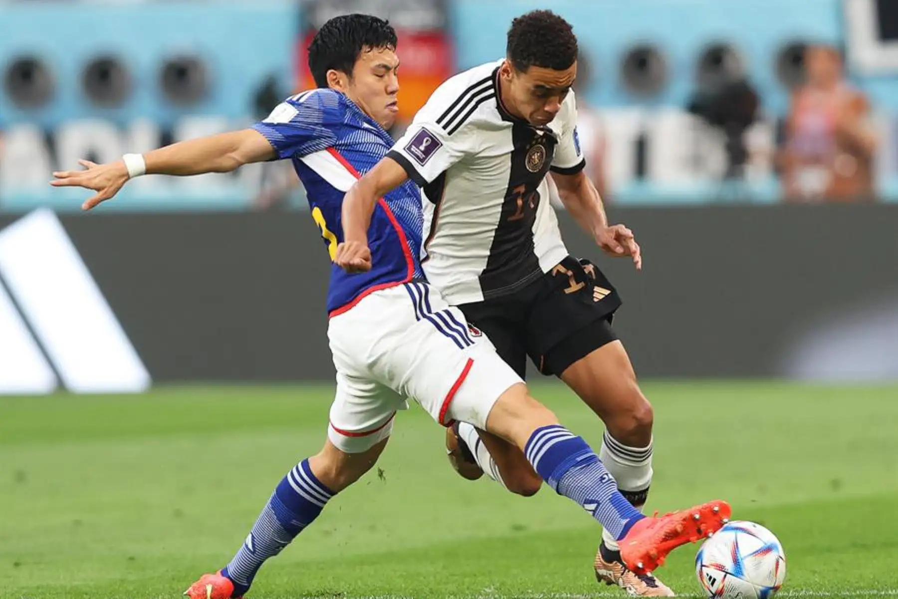 Jamal Musiala de Alemania en acción contra Wataru Endo  de Japón durante el partido de fútbol del grupo E de la Copa Mundial de la FIFA 2022 entre Alemania y Japón en el Estadio Internacional Khalifa en Doha, Catar. Foto: EFE
