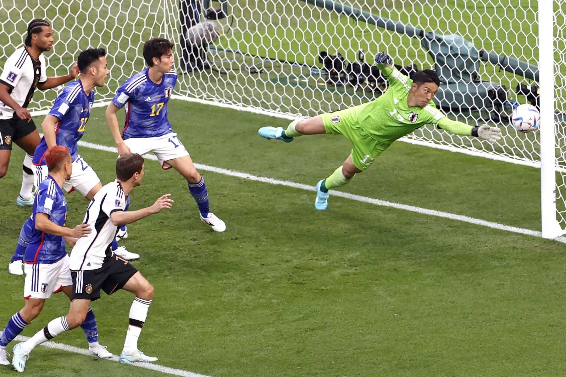 El portero Shuichi Gonda de Japón en acción durante el partido de fútbol del grupo E de la Copa Mundial de la FIFA 2022 entre Alemania y Japón en el Estadio Internacional Khalifa en Doha, Catar. Foto: EFE
