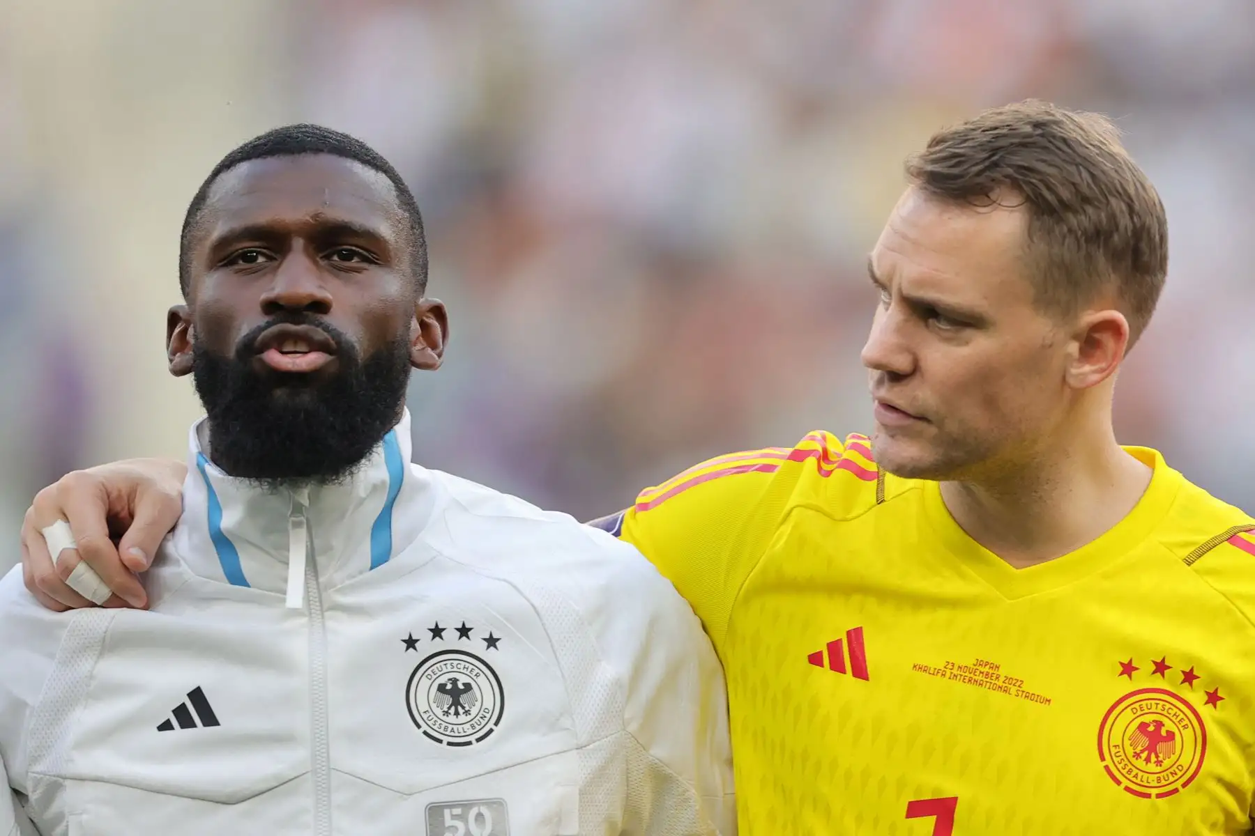 Antonio Ruediger  y Manuel Neuer de Alemania cantan el himno nacional antes del partido de fútbol del grupo E de la Copa Mundial de la FIFA 2022 entre Alemania y Japón en el Estadio Internacional Khalifa en Doha, Catar. Foto: EFE