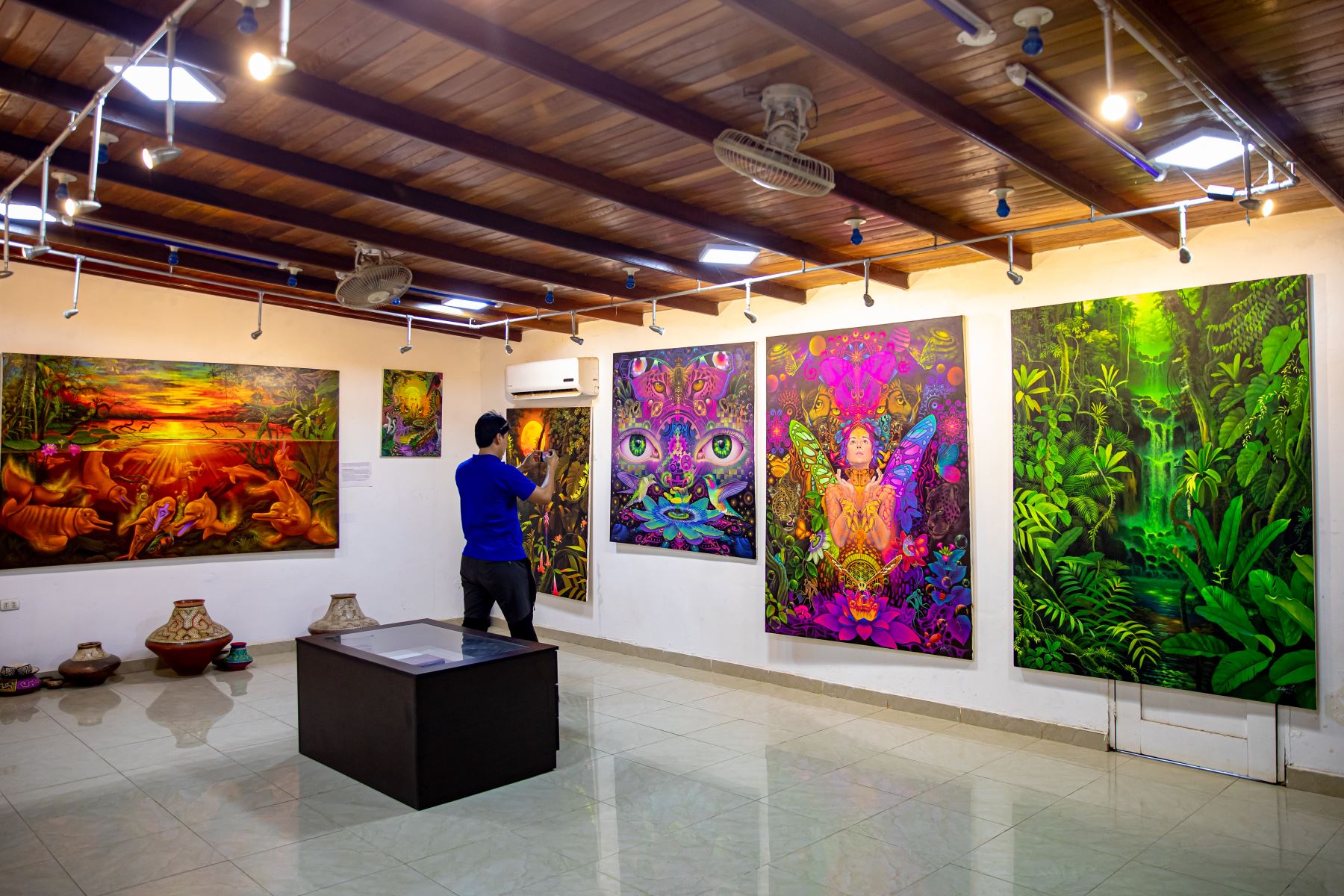 La escuela Usko Ayar, ubicada en la ciudad de Pucallpa, región Ucayali, exhibe el impresionante arte amazónico del pintor Pablo Amaringo. Foto: Promperú.