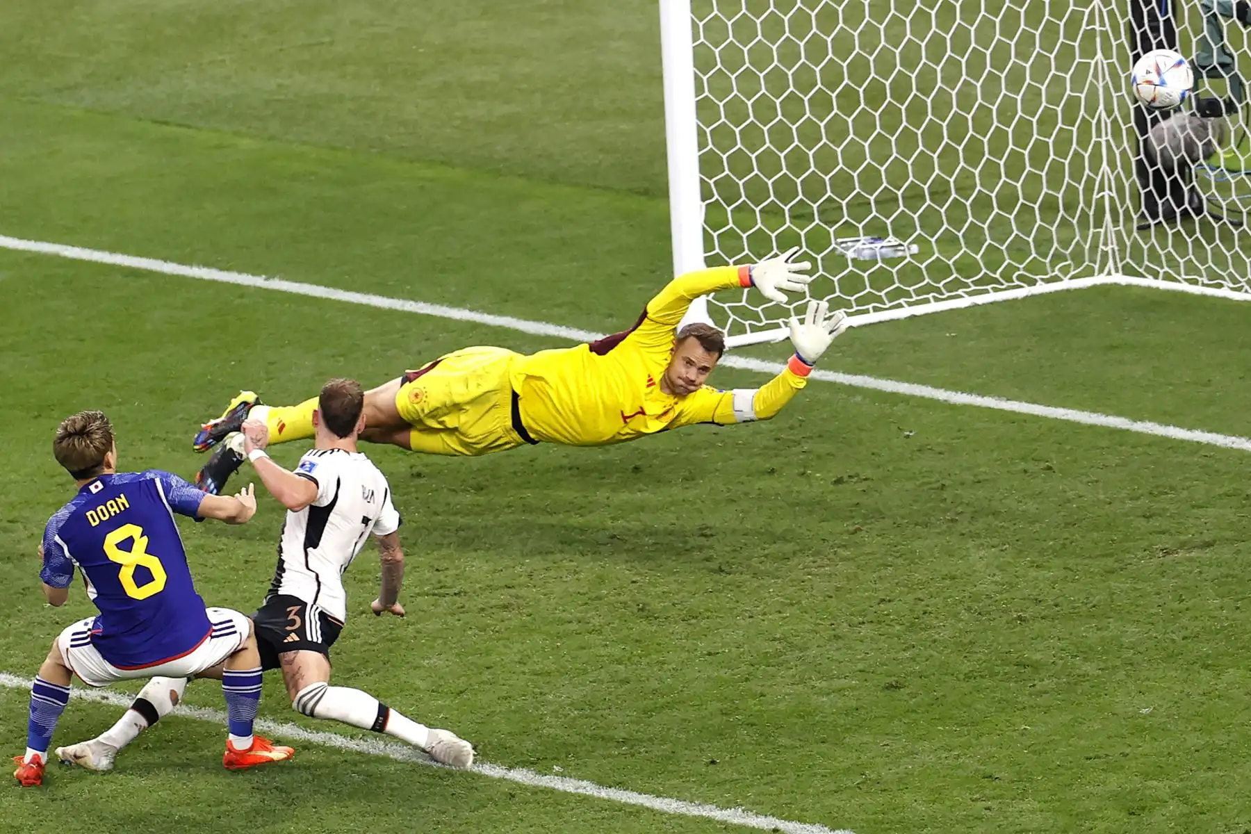 Ritsu Doan de Japón vence al portero alemán Manuel Neuer para marcar el 1-1 durante el partido de fútbol del grupo E de la Copa Mundial de la FIFA 2022 entre Alemania y Japón en el Estadio Internacional Khalifa en Doha, Catar. Foto: EFE