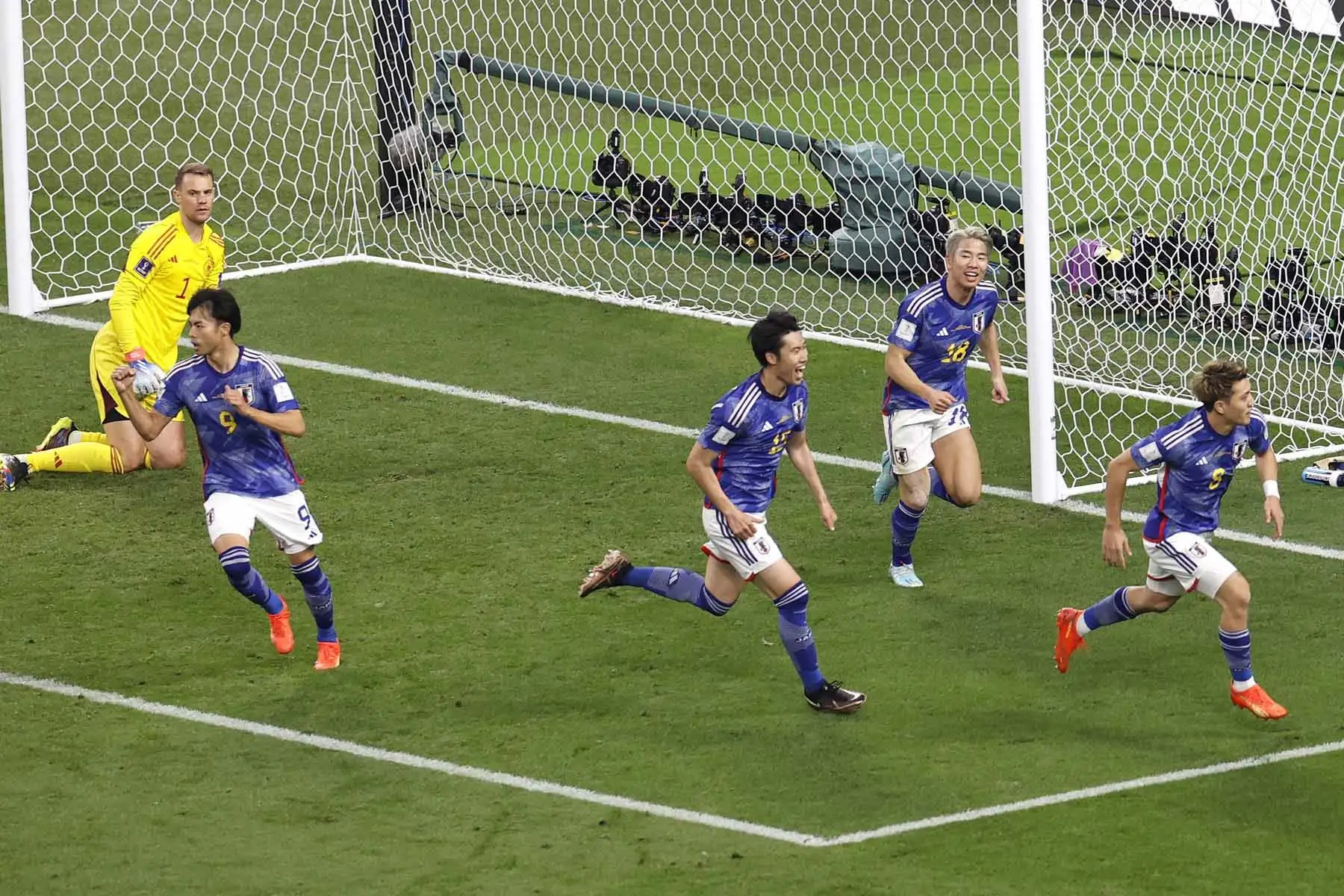 El portero alemán Manuel Neuer es derrotado mientras Japón marca el 1-1 durante el partido de fútbol del grupo E de la Copa Mundial de la FIFA 2022 entre Alemania y Japón en el Estadio Internacional Khalifa en Doha, Catar. Foto: EFE