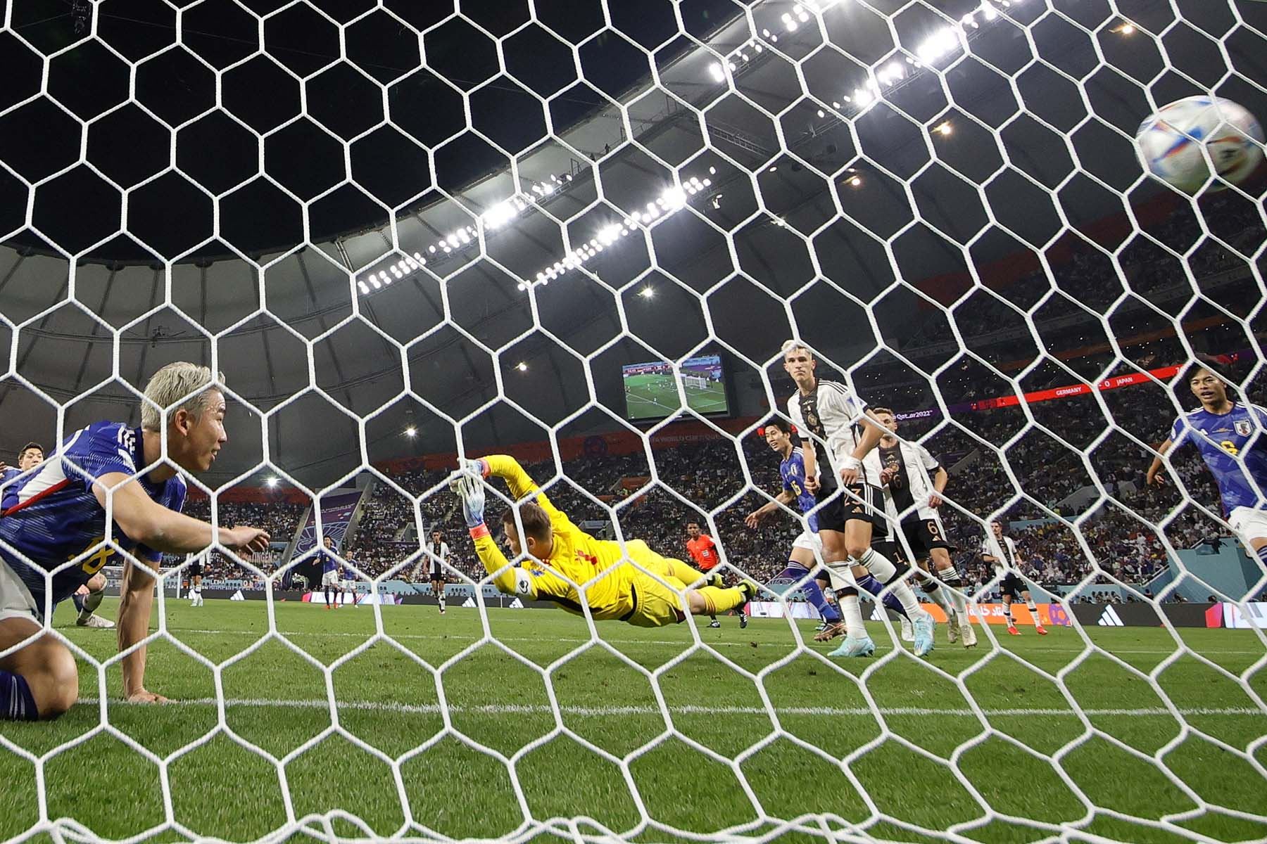 El portero alemán Manuel Neuer es derrotado mientras Japón marca el 1-1 durante el partido de fútbol del grupo E de la Copa Mundial de la FIFA 2022 entre Alemania y Japón en el Estadio Internacional Khalifa en Doha, Catar. Foto: EFE