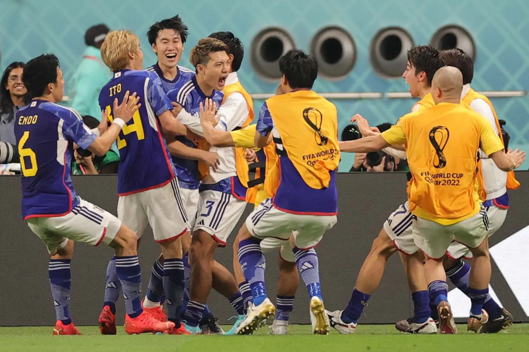 Takuma Asano de Japón anota el segundo gol de su equipo contra el portero alemán Manuel Neuer durante el partido de fútbol del grupo E de la Copa Mundial de la FIFA 2022 entre Alemania y Japón en el Estadio Internacional Khalifa en Doha, Catar. Foto: EFE