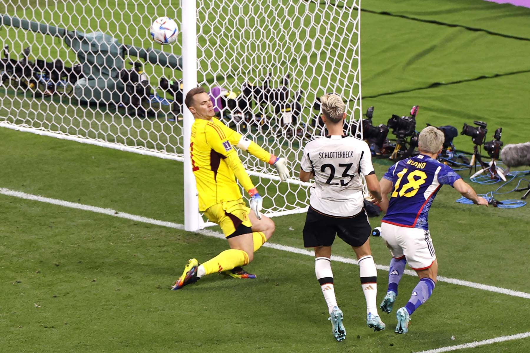 Takuma Asano de Japón anota el segundo gol de su equipo contra el portero alemán Manuel Neuer durante el partido de fútbol del grupo E de la Copa Mundial de la FIFA 2022 entre Alemania y Japón en el Estadio Internacional Khalifa en Doha, Catar. Foto: EFE