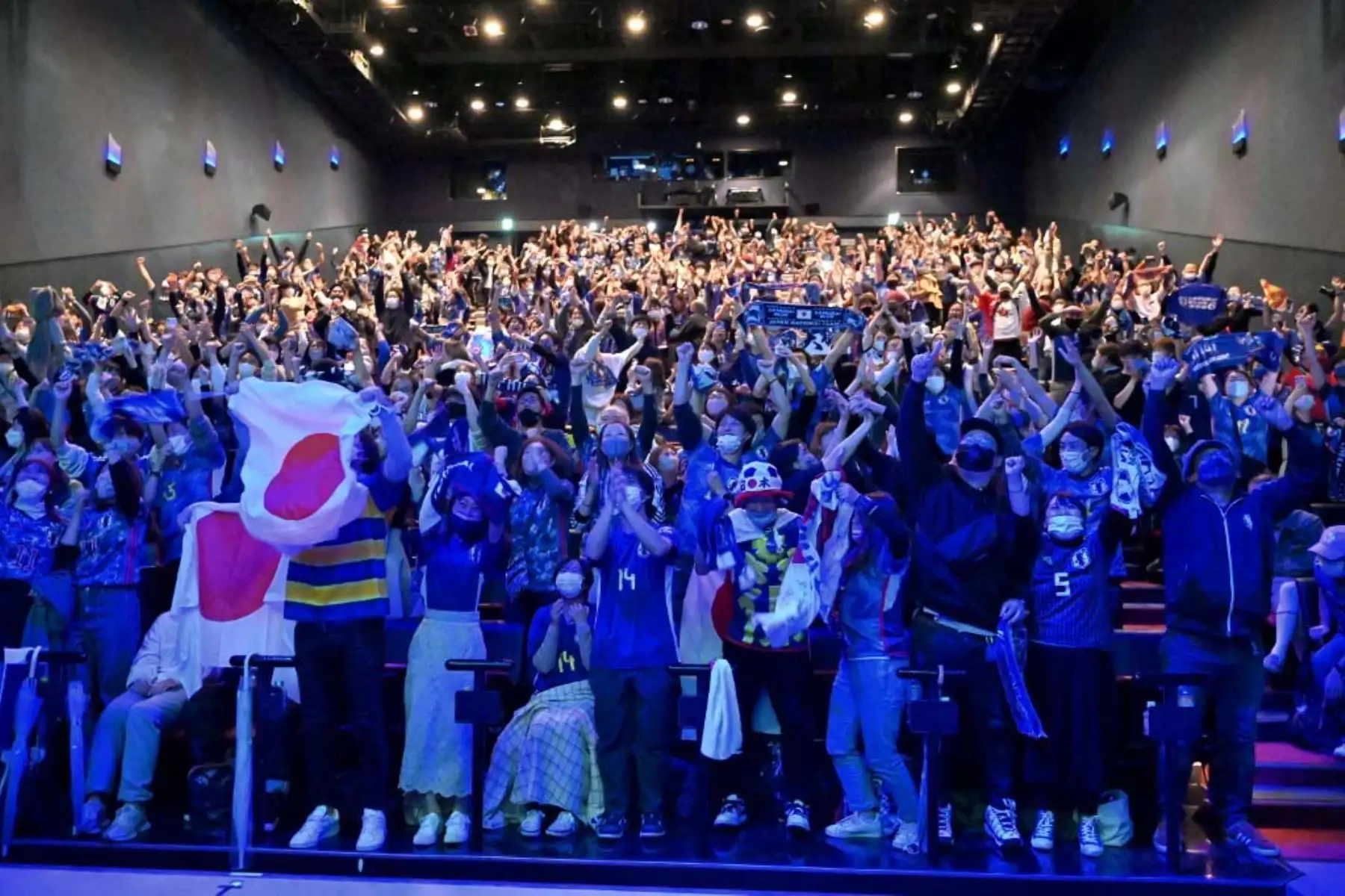 Los fanáticos celebran al final del partido cuando su equipo gana el partido de fútbol del Grupo E de la Copa Mundial de Qatar 2022 entre Alemania y Japón, que se muestra en un evento de la zona de fanáticos en Tokio. Foto: AFP