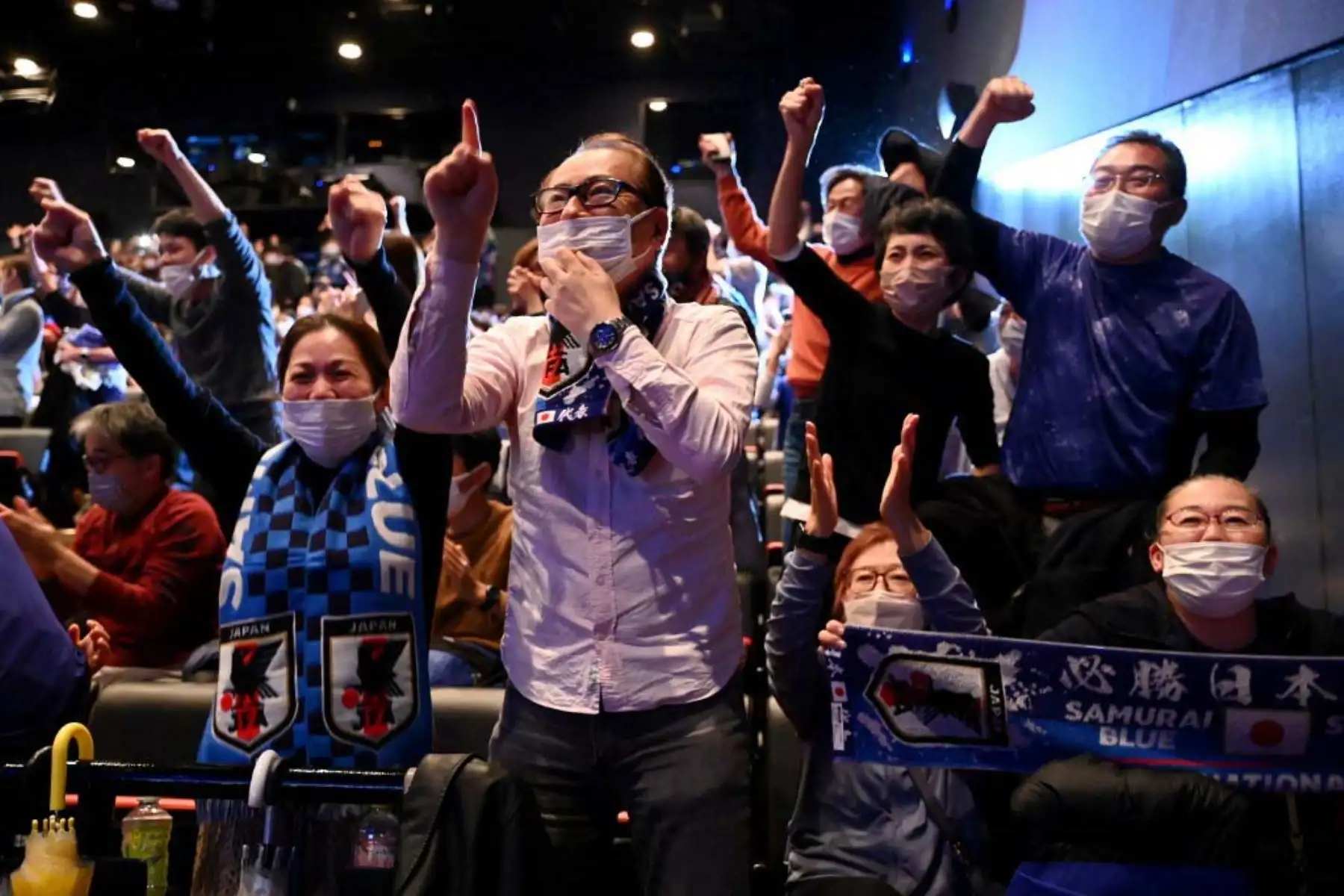 Los fanáticos celebran al final del partido cuando su equipo gana el partido de fútbol del Grupo E de la Copa Mundial de Qatar 2022 entre Alemania y Japón, que se muestra en un evento de la zona de fanáticos en Tokio. Foto: AFP