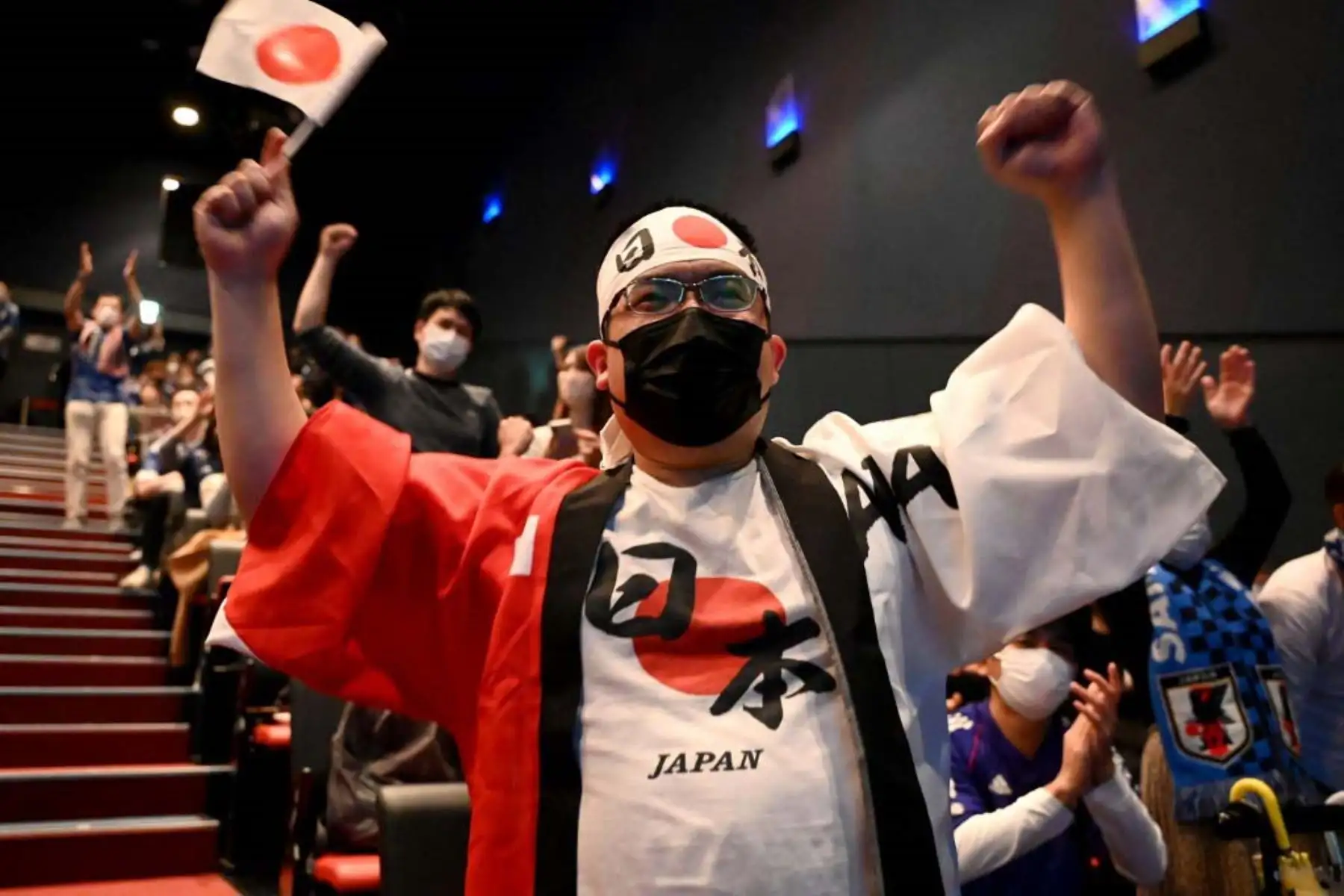 Los fanáticos celebran al final del partido cuando su equipo gana el partido de fútbol del Grupo E de la Copa Mundial de Qatar 2022 entre Alemania y Japón, que se muestra en un evento de la zona de fanáticos en Tokio. Foto: AFP
