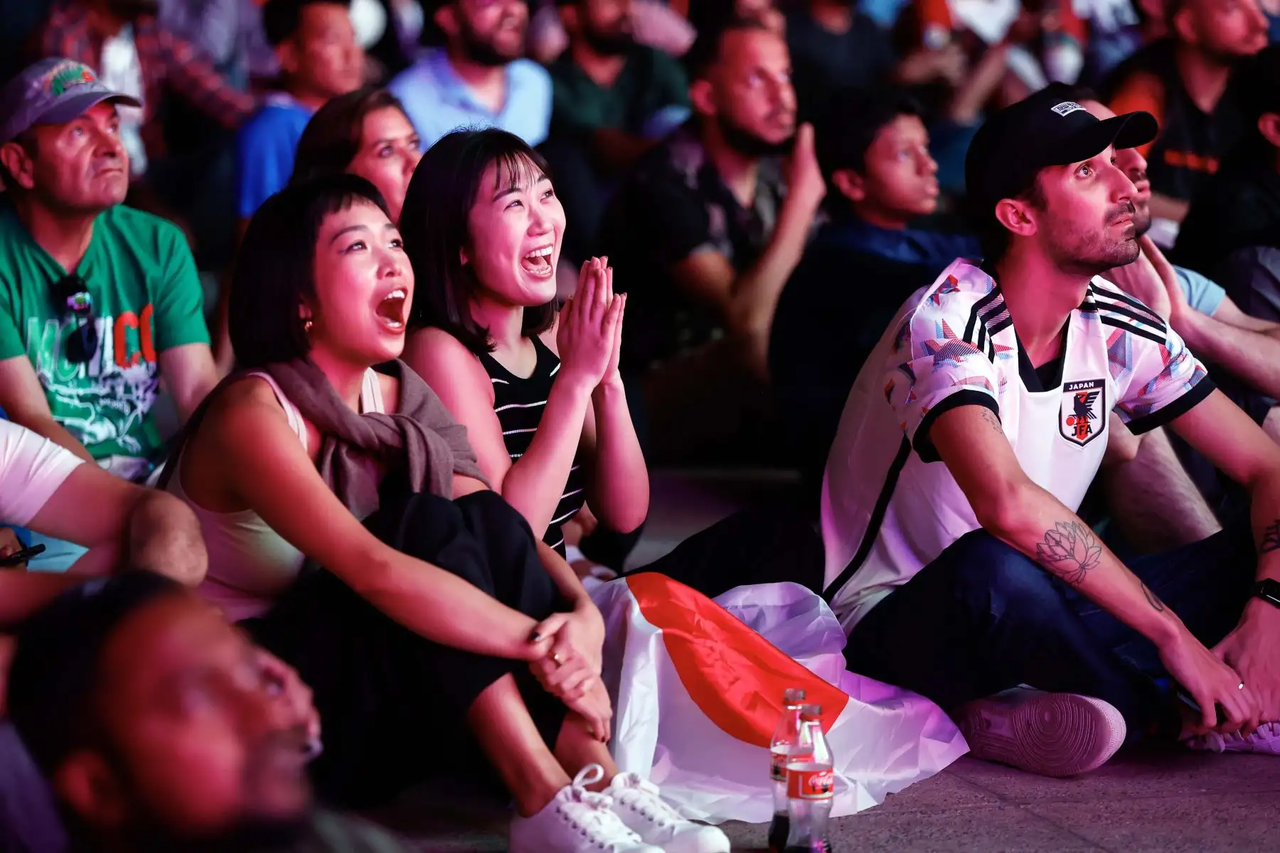 Los fanáticos celebran al final del partido cuando su equipo gana el partido de fútbol del Grupo E de la Copa Mundial de Qatar 2022 entre Alemania y Japón, que se muestra en un evento de la zona de fanáticos en Tokio. Foto: AFP