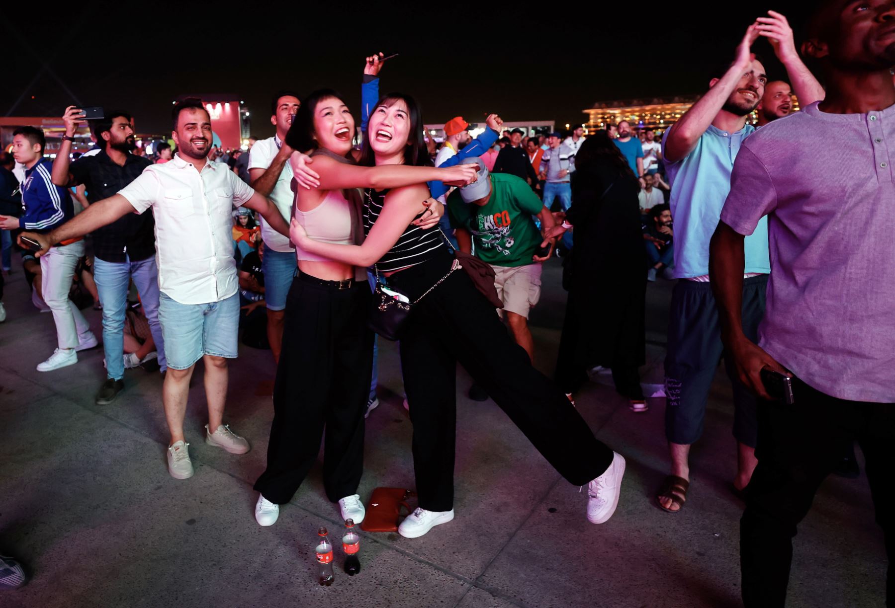 Aficionados de Japón reaccionan mientras ven el partido de fútbol del grupo E de la Copa Mundial de la FIFA 2022 entre Alemania y Japón en los terrenos del Fan Festival en Doha, Catar. Foto: EFE