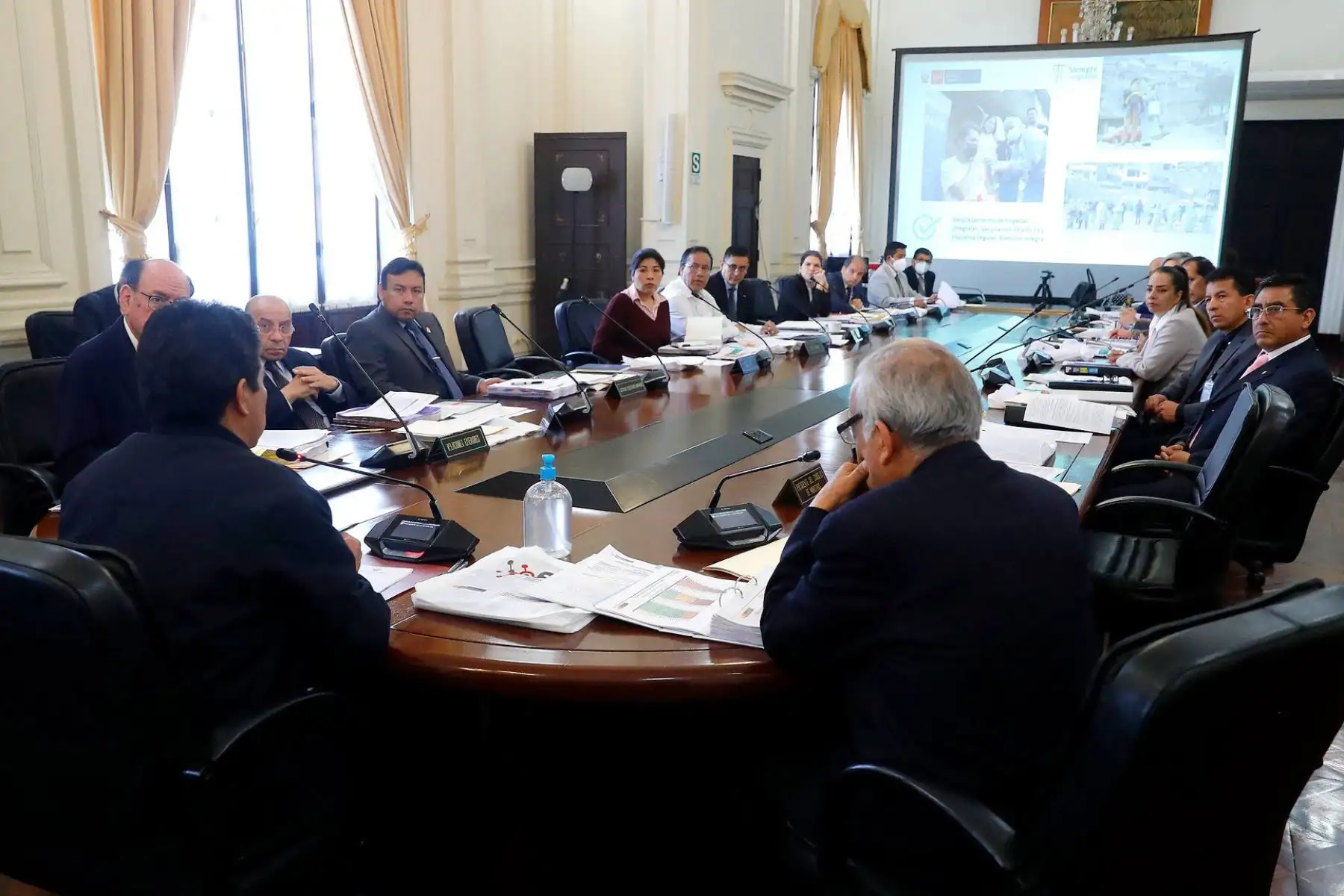 El jefe de Estado, Pedro Castillo, preside una nueva sesión del Consejo de Ministros, donde se evalúan informes sobre la situación y alternativas de solución frente a la sequía en diversas regiones, así como el impulso a la inversión en materia de saneamiento. Foto: ANDINA/ Prensa Presidencia