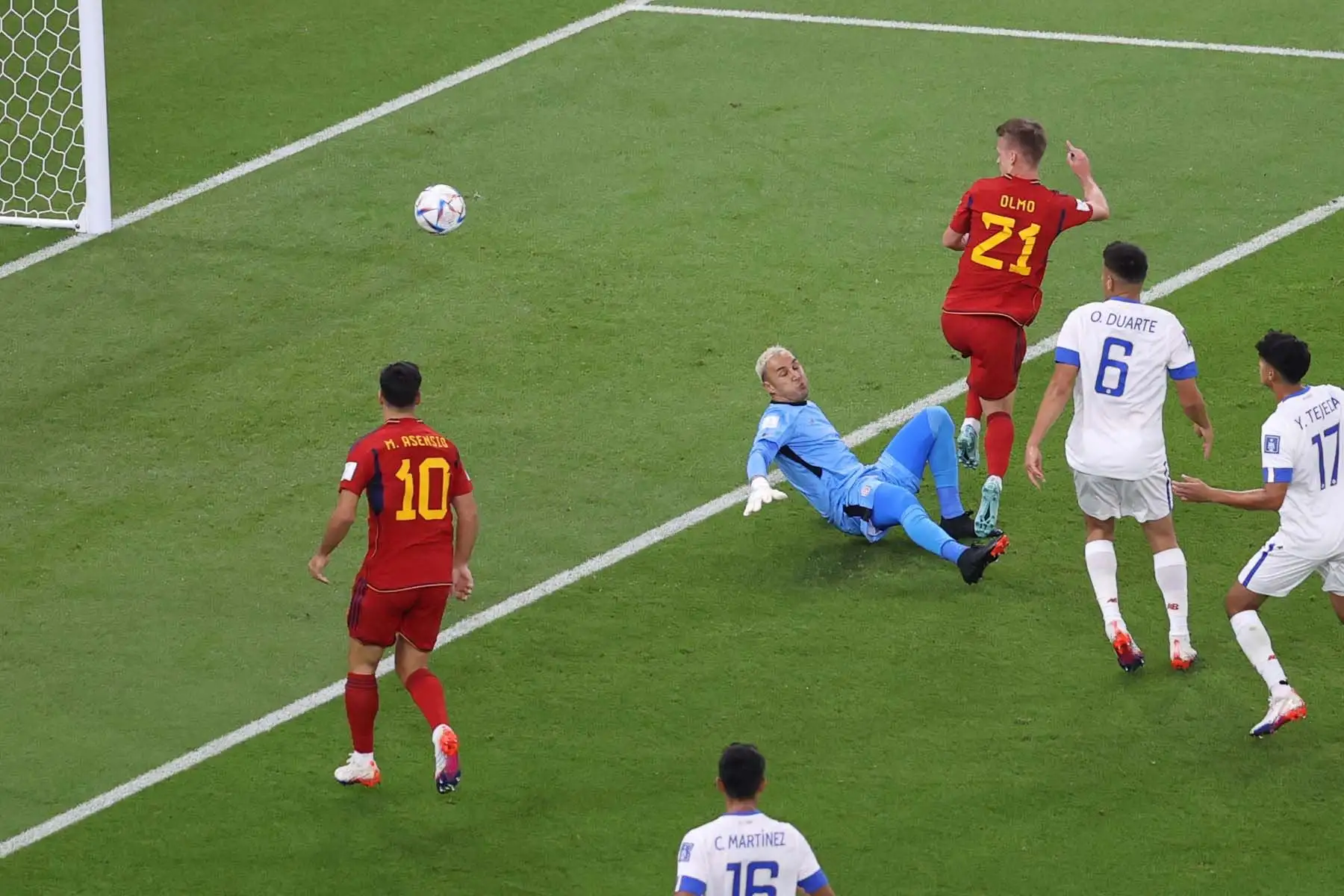 Dani Olmo de España anota su gol hoy, en un partido de la fase de grupos del Mundial de Fútbol Qatar 2022 entre España y Costa Rica en Doha (Catar). Foto: EFE