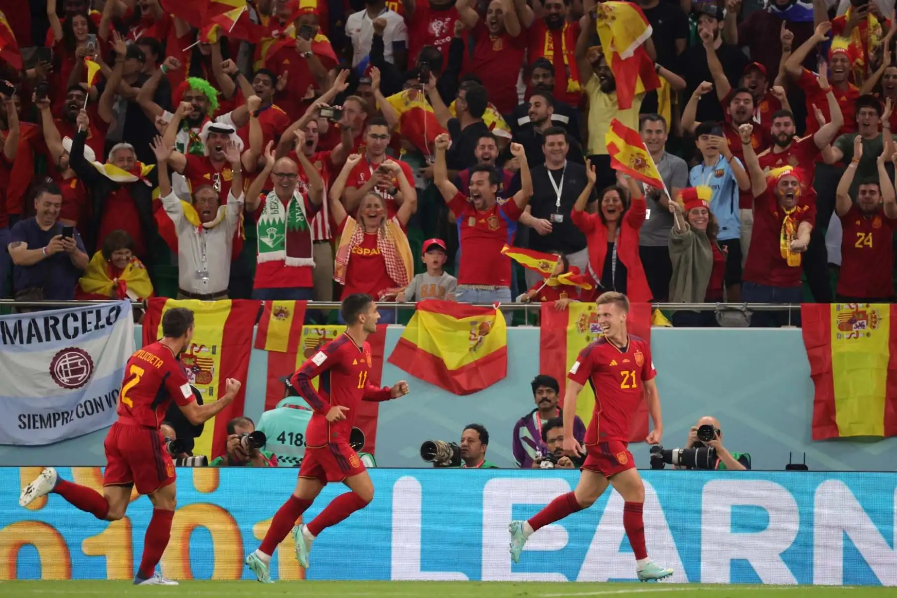 Dani Olmo de España celebra su gol hoy, en un partido de la fase de grupos del Mundial de Fútbol Qatar 2022 entre España y Costa Rica en Doha (Catar). Foto: EFE