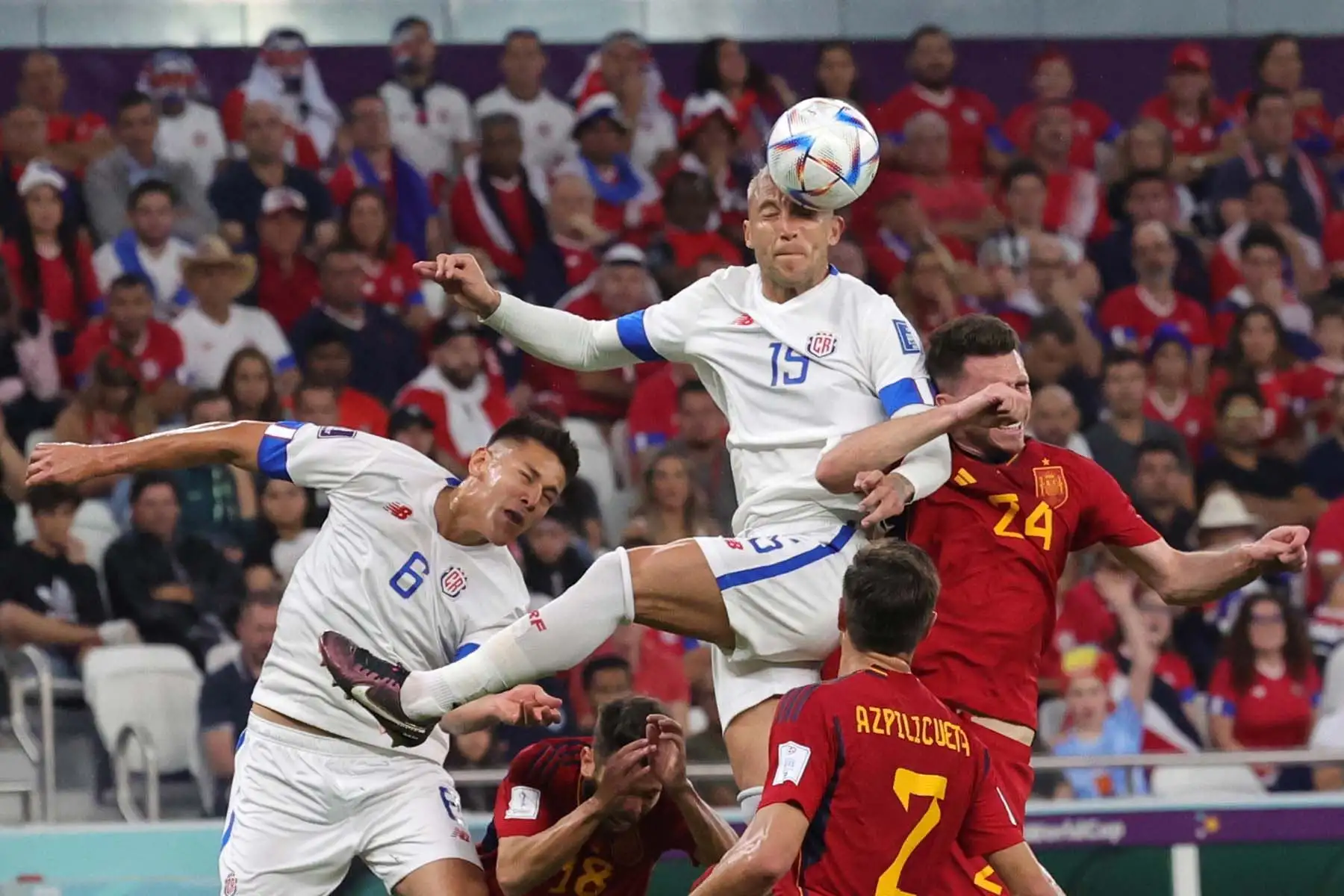 Francisco Calvo de Costa Rica remata de cabeza durante el partido de fútbol del grupo E de la Copa Mundial de la FIFA 2022 entre España y Costa Rica en el Estadio Al Thumama en Doha, Catar. Foto: EFE