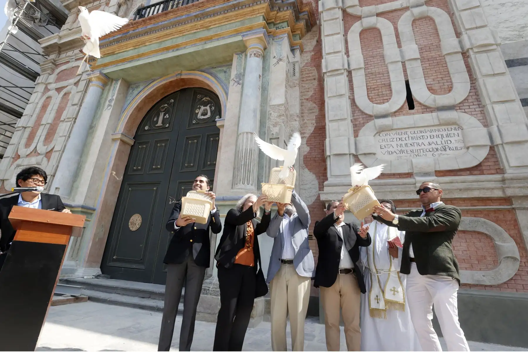 Presentación de la restaurada fachada principal de la iglesia de la soledad, en el marco de la visita de la misión de la unesco para dar seguimiento al plan maestro del centro histórico. ANDINA/Vidal Tarqui